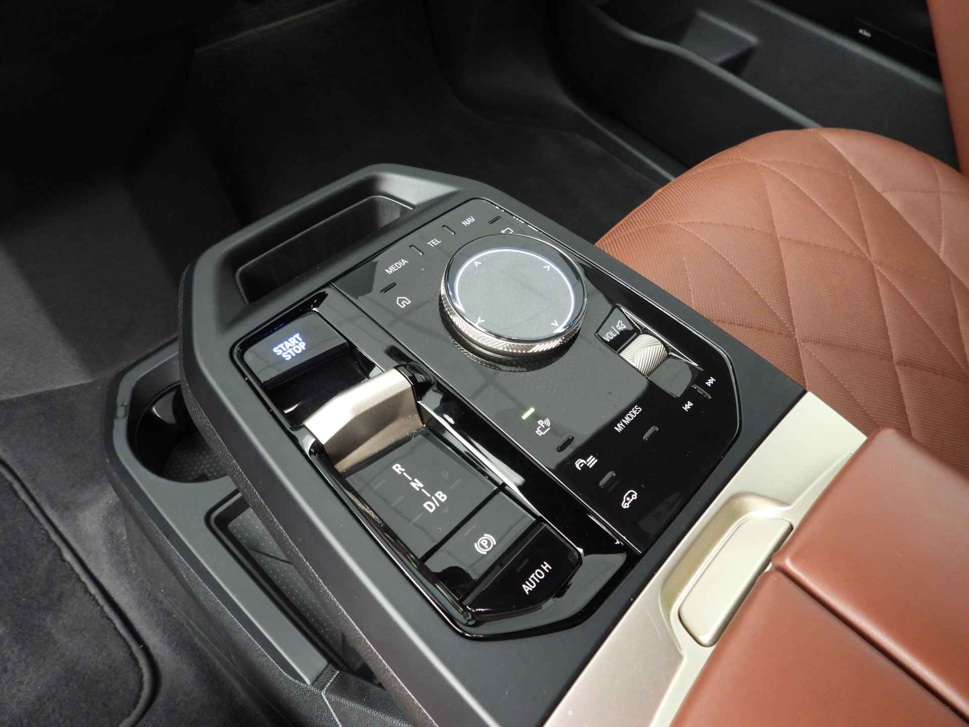 BMW iX xDrive50 High Executive 112 kWh LED / Leder / Navigatie / Trekhaak / Active steering / Keyles go / DAB / Alu 22 inch - 13/35