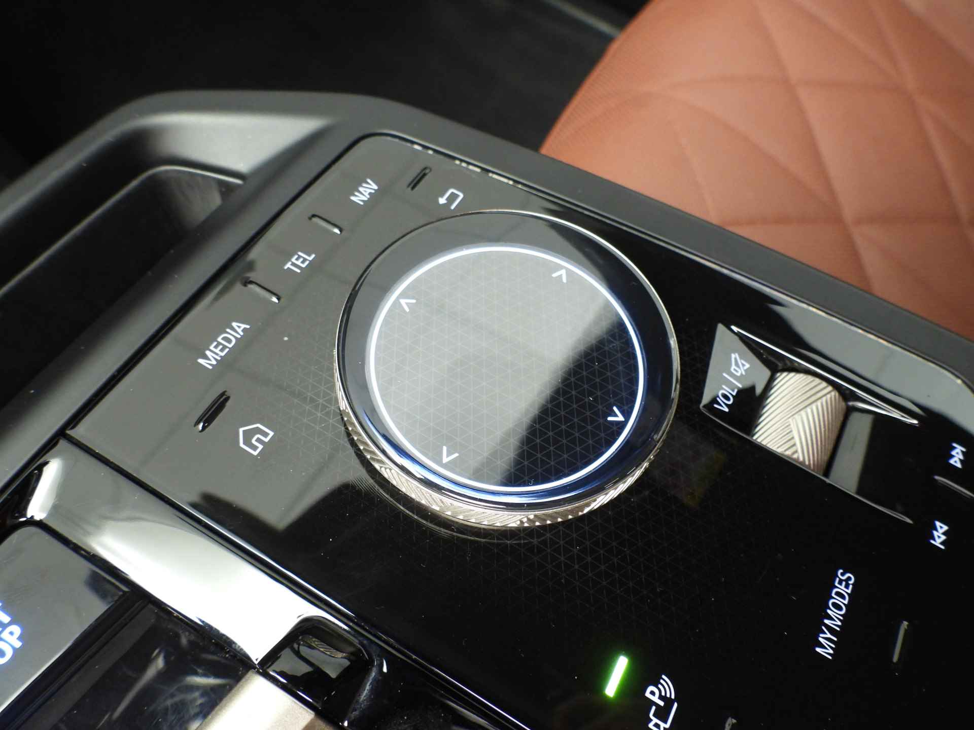 BMW iX xDrive50 High Executive 112 kWh LED / Leder / Navigatie / Trekhaak / Active steering / Keyles go / DAB / Alu 22 inch - 15/35