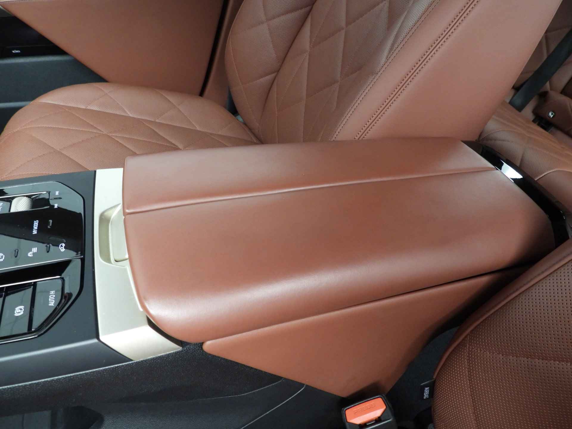 BMW iX xDrive50 High Executive 112 kWh LED / Leder / Navigatie / Trekhaak / Active steering / Keyles go / DAB / Alu 22 inch - 18/35
