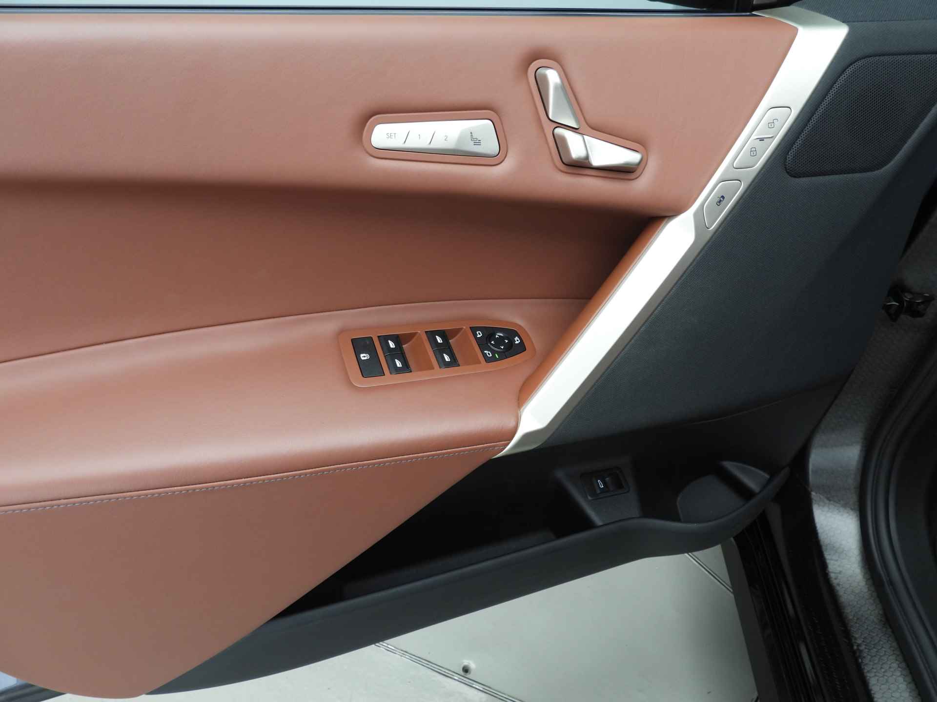 BMW iX xDrive50 High Executive 112 kWh LED / Leder / Navigatie / Trekhaak / Active steering / Keyles go / DAB / Alu 22 inch - 19/35