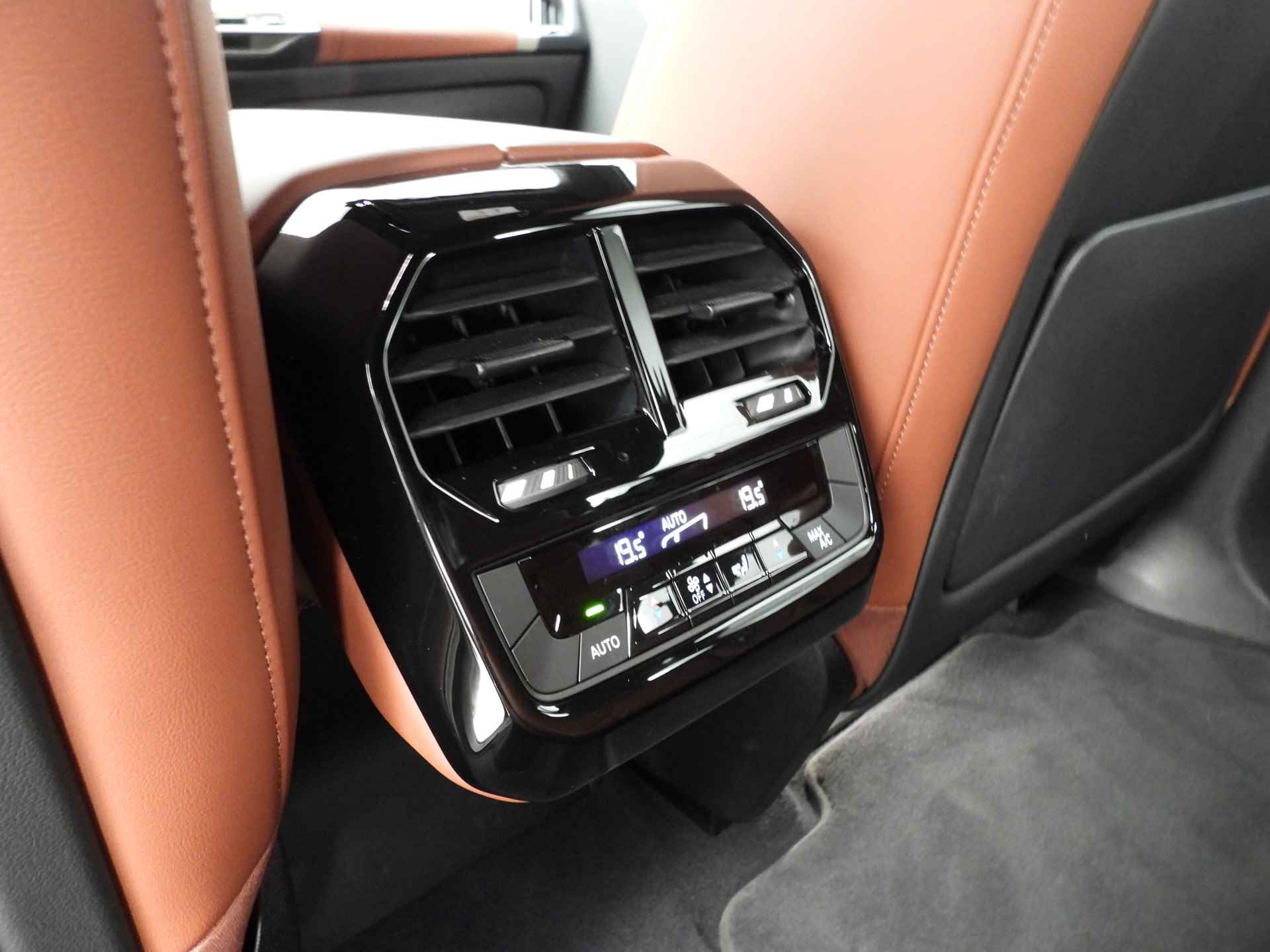 BMW iX xDrive50 High Executive 112 kWh LED / Leder / Navigatie / Trekhaak / Active steering / Keyles go / DAB / Alu 22 inch - 24/35