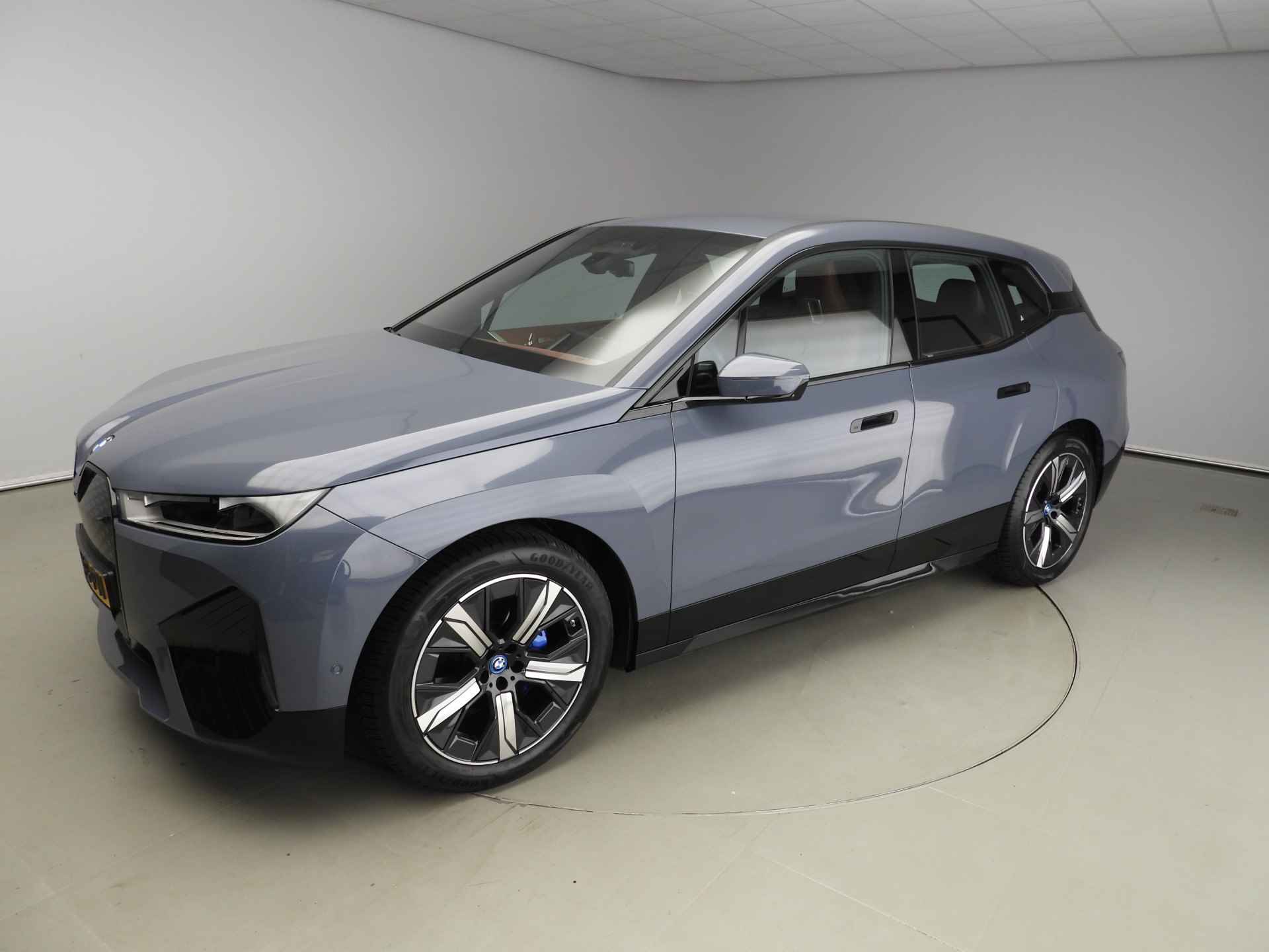 BMW iX xDrive50 High Executive 112 kWh LED / Leder / Navigatie / Trekhaak / Active steering / Keyles go / DAB / Alu 22 inch - 32/35