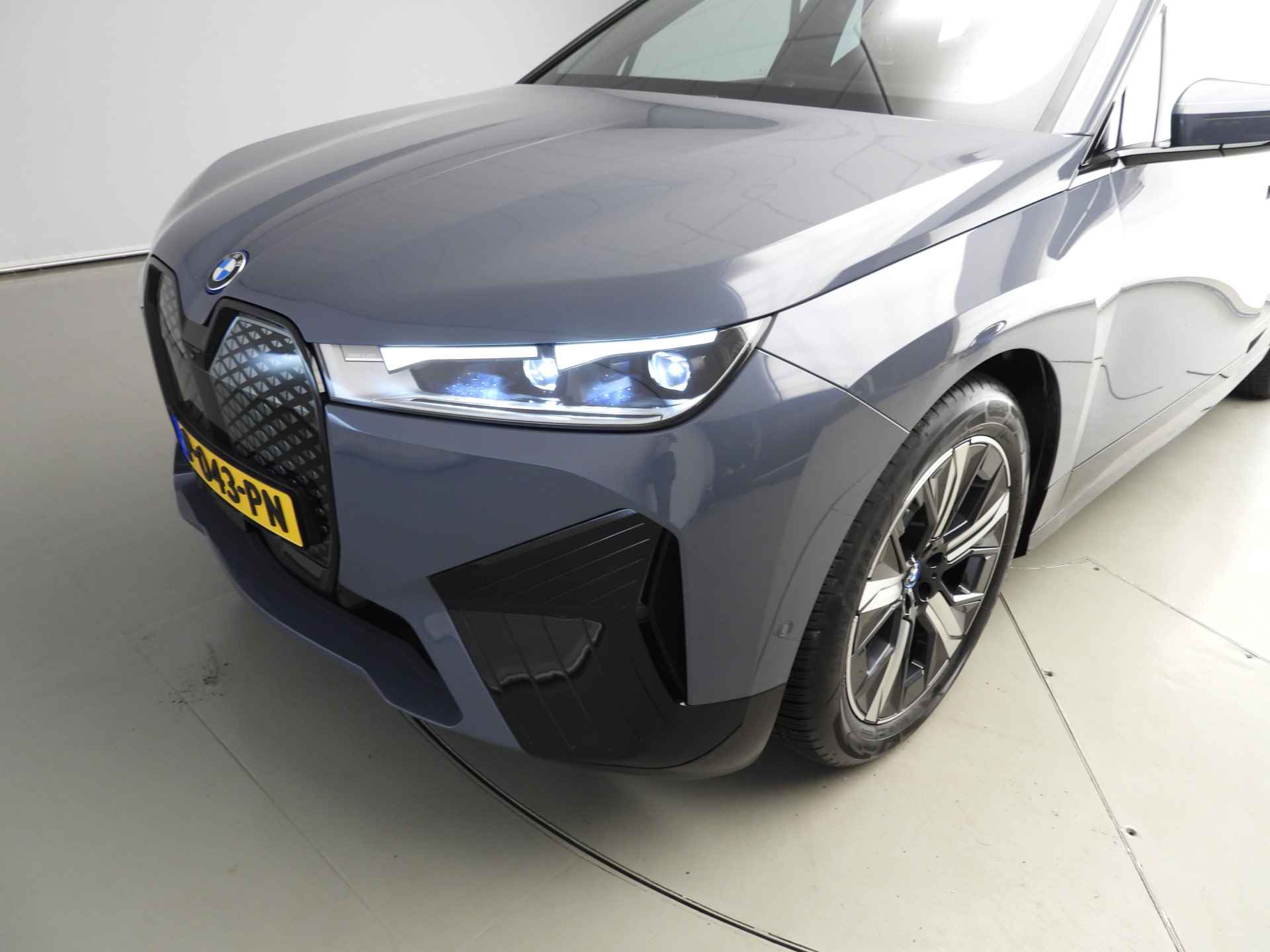 BMW iX xDrive50 High Executive 112 kWh LED / Leder / Navigatie / Trekhaak / Active steering / Keyles go / DAB / Alu 22 inch - 33/35