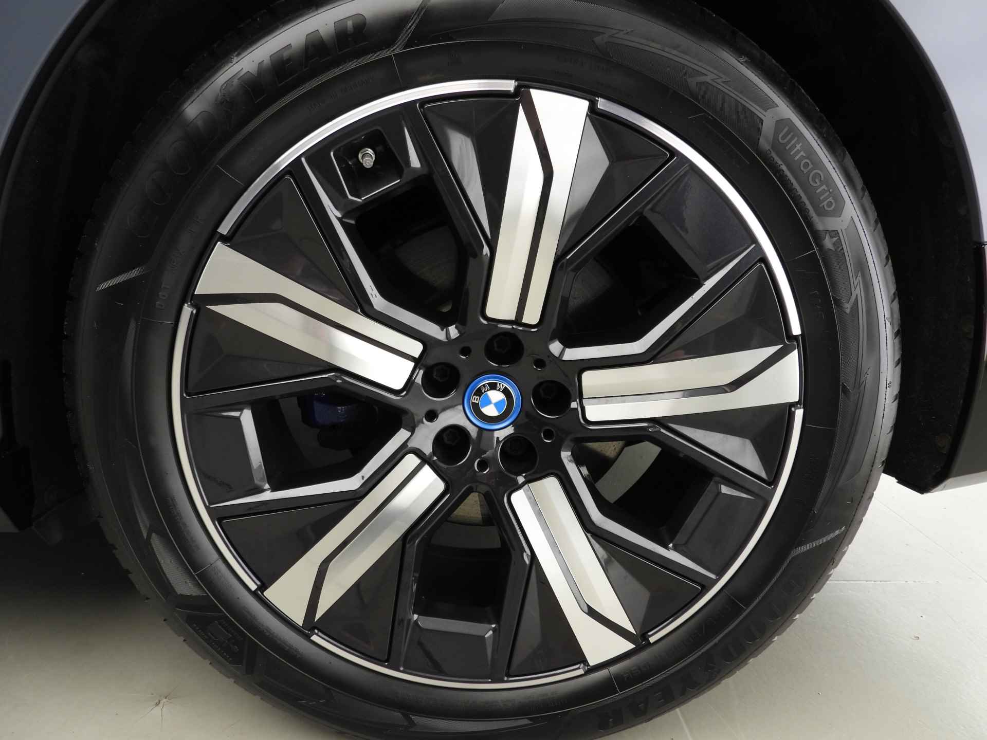 BMW iX xDrive50 High Executive 112 kWh LED / Leder / Navigatie / Trekhaak / Active steering / Keyles go / DAB / Alu 22 inch - 35/35