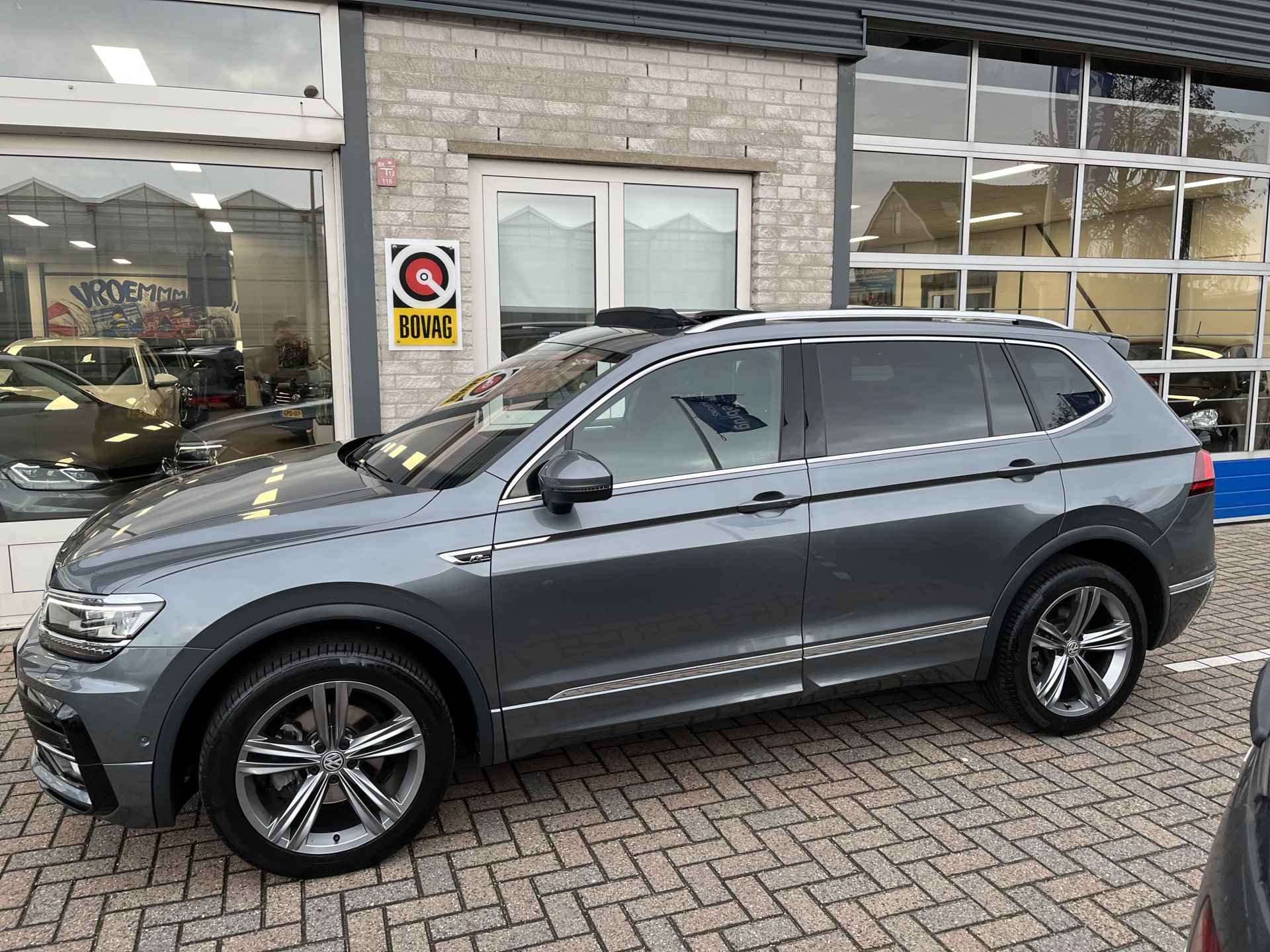 Volkswagen Tiguan Allspace 1.5 TSI R-Line 7p. / AUTOMAAT/ PANO/ 7-PERSOONS/ KEYLESS/ CLIMA/ STUUR & STOELVERWARM./ NAVI/ APP-CONNECT/ CAMERA/ ADAPT. CRUISE/ DIGITAL DASH - 3/43