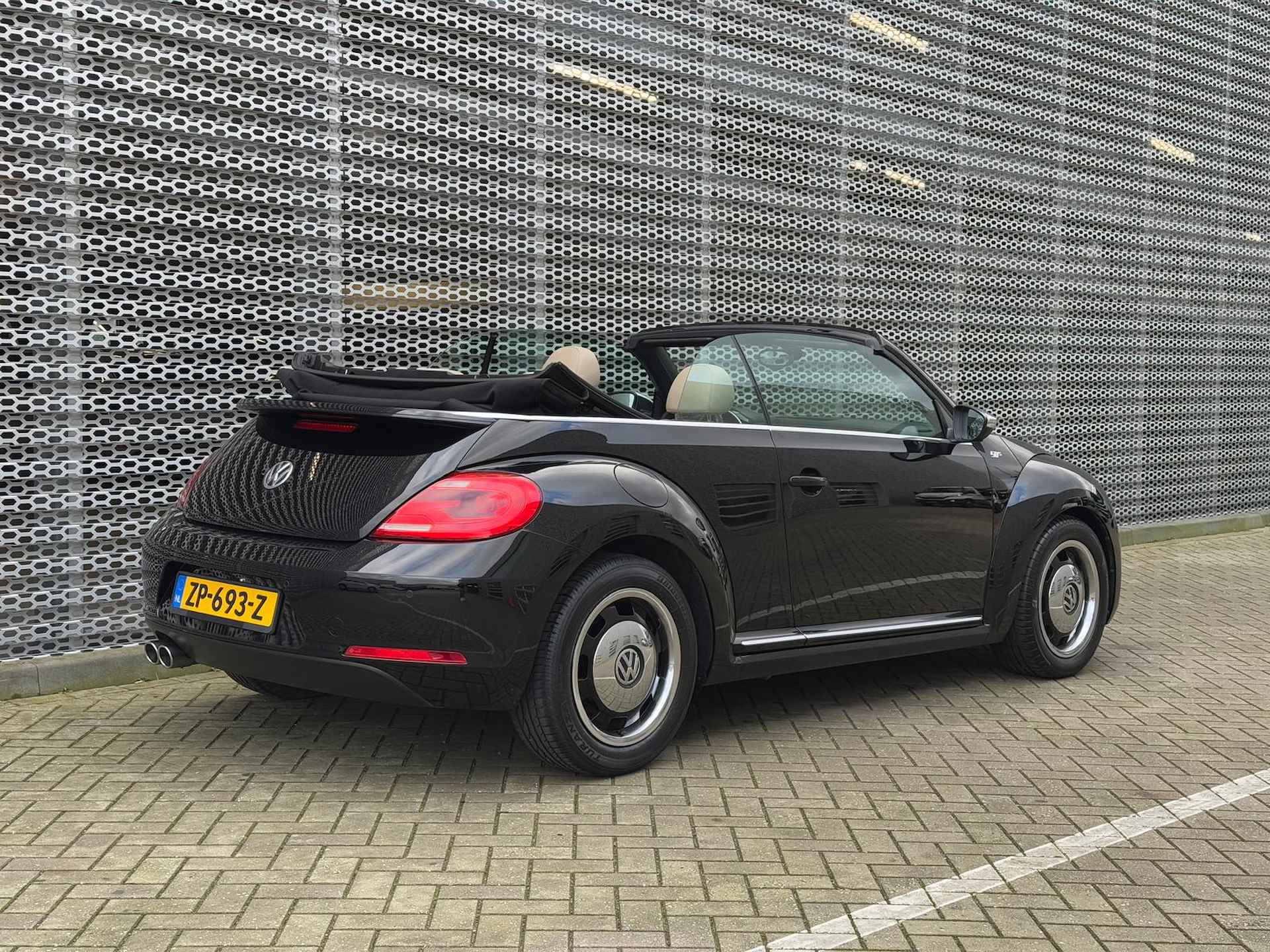 Volkswagen Beetle Cabrio 1.4 TSI Design / Parkeersensoren V+A / Stoelverwarming / Lederen Sportstoelen / 16" LMV - 8/31