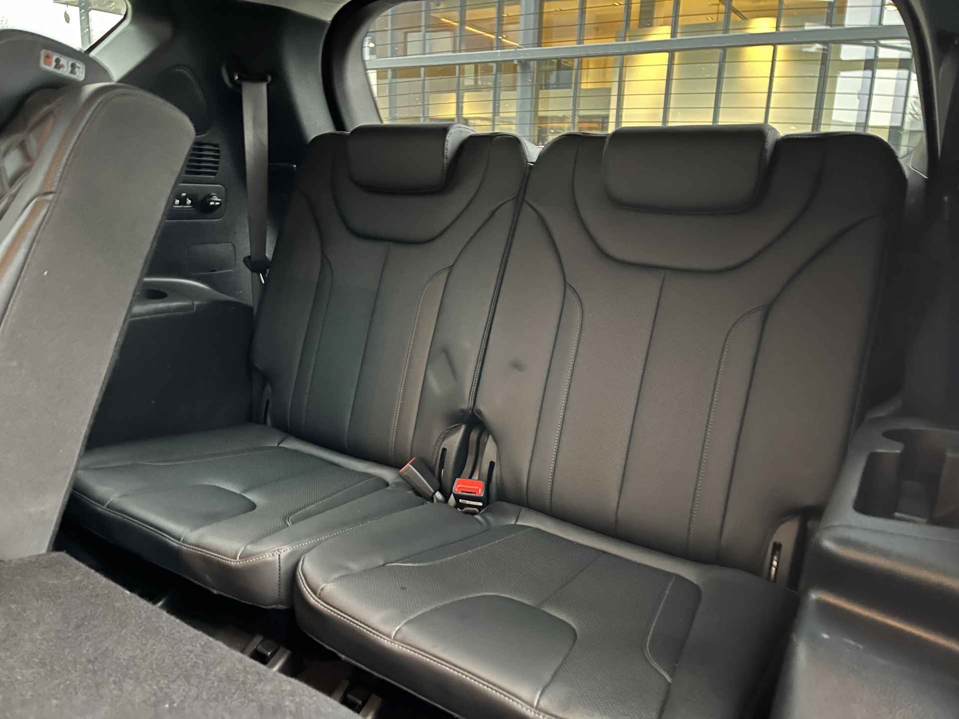 Hyundai Santa Fe 1.6 T-GDI PHEV 265pk Premium 7pers | 360 Camera | Dodehoek detectie | Leder | Stoelventilatie en Stoelverwarming | Elektrische a - 18/39