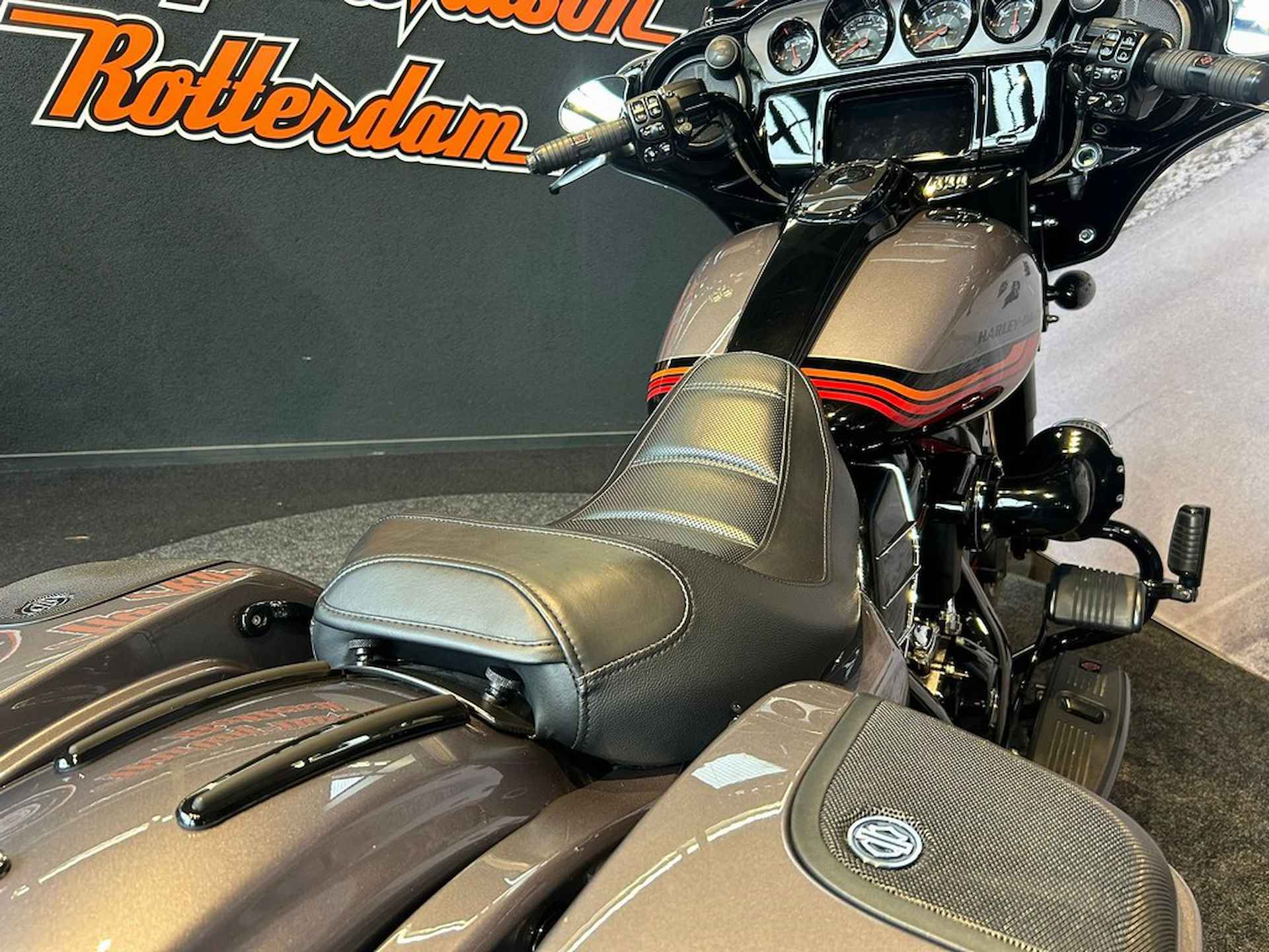 Harley-Davidson FLHXSE CVO STREET GLIDE - 10/24