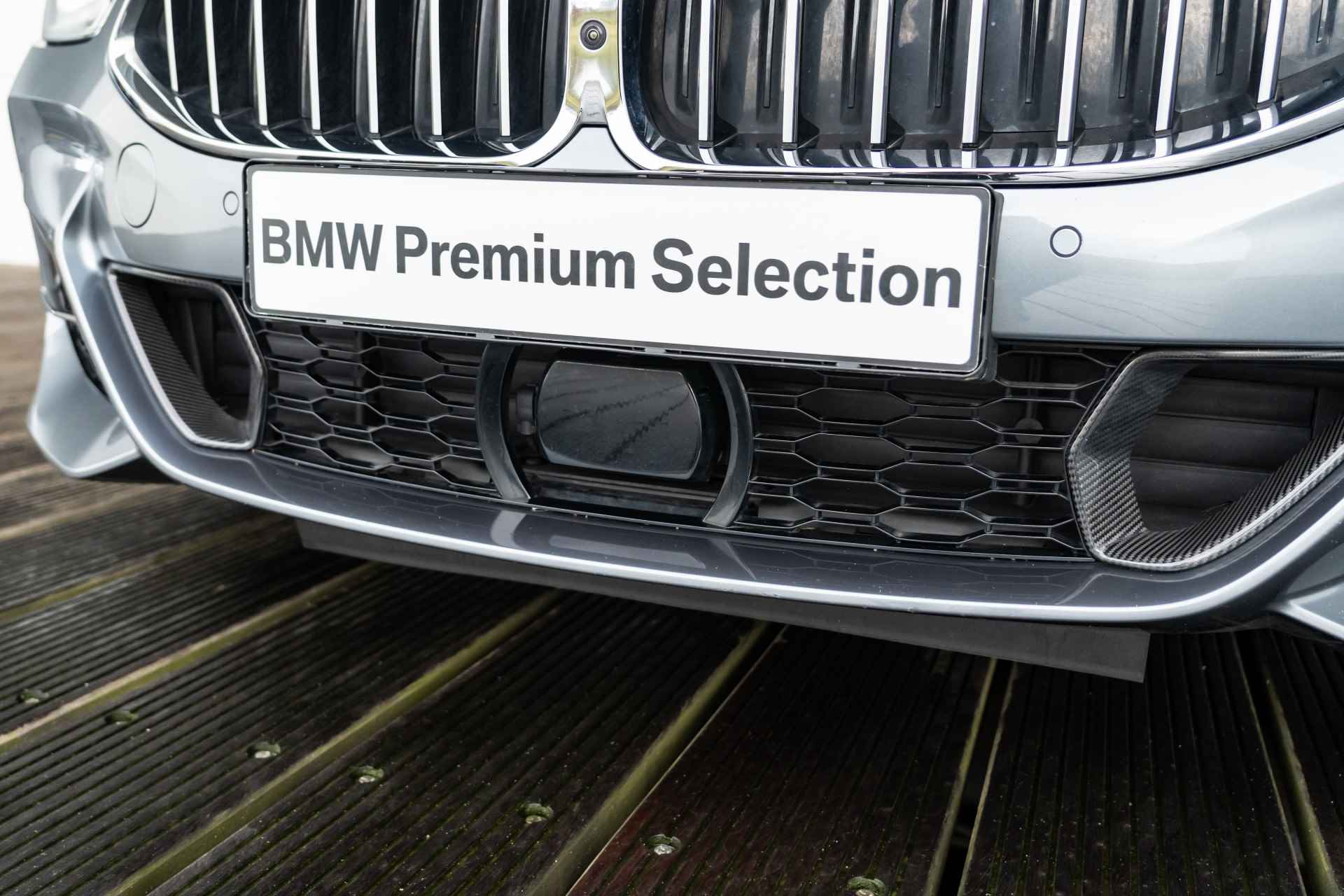 BMW 8 Serie Coupé 840i xDrive High Executive  /  Model M Sport / Active Steering / Carbon dak / Driving Assistant Professional - 44/63