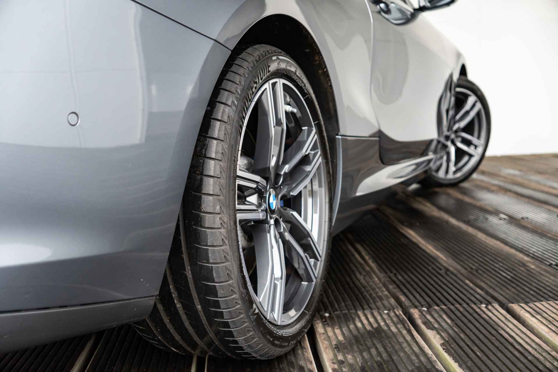BMW 8 Serie Coupé 840i xDrive High Executive  /  Model M Sport / Active Steering / Carbon dak / Driving Assistant Professional - 56/63