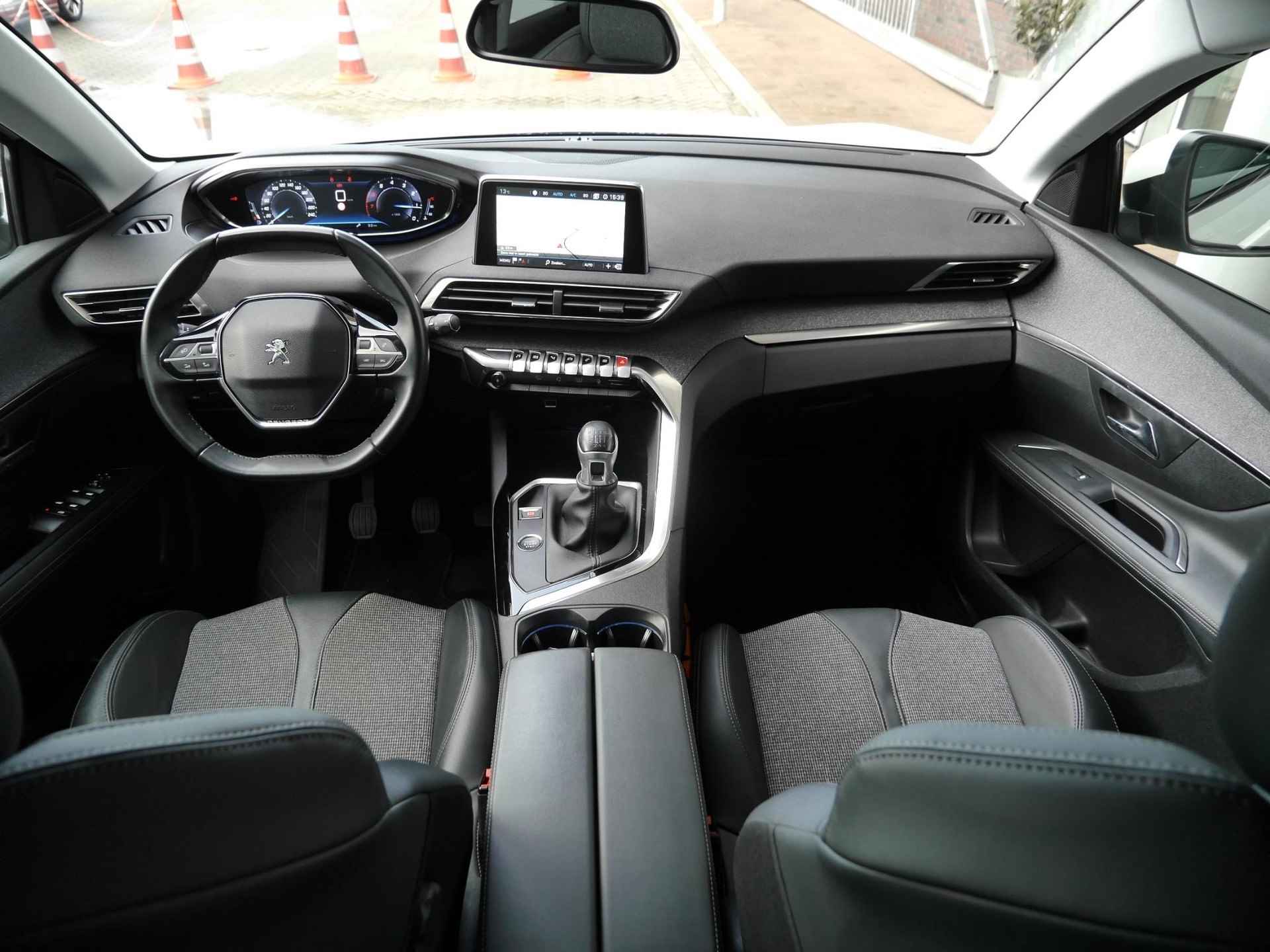 Peugeot 3008 1.2 PureTech Blue Lease Premium | Navigatie | Achteruitrijcamera | Trekhaak | Elektrisch te open kofferbak | Keyless entry en start | 19 inch lichtmetalen velgen | Draadloze telefoonoplader - 7/50