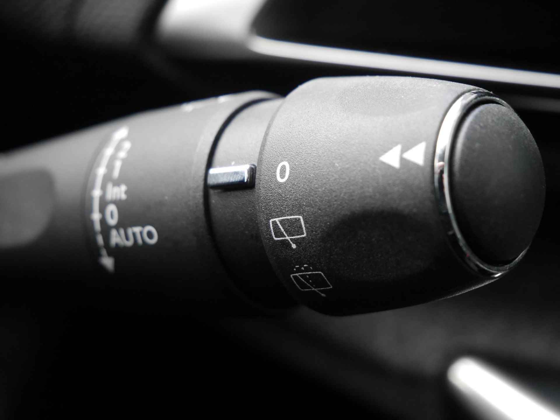 Peugeot 3008 1.2 PureTech Blue Lease Premium | Navigatie | Achteruitrijcamera | Trekhaak | Elektrisch te open kofferbak | Keyless entry en start | 19 inch lichtmetalen velgen | Draadloze telefoonoplader - 23/50