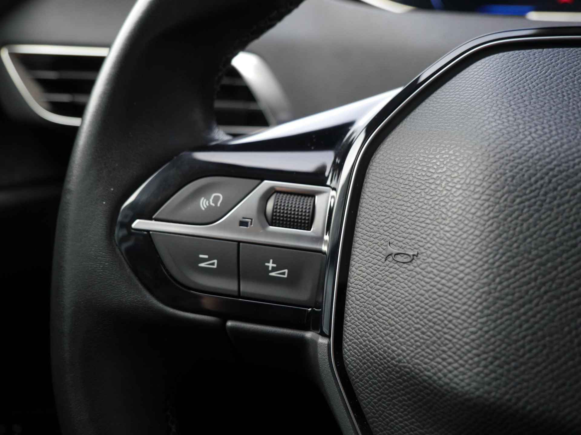 Peugeot 3008 1.2 PureTech Blue Lease Premium | Navigatie | Achteruitrijcamera | Trekhaak | Elektrisch te open kofferbak | Keyless entry en start | 19 inch lichtmetalen velgen | Draadloze telefoonoplader - 24/50
