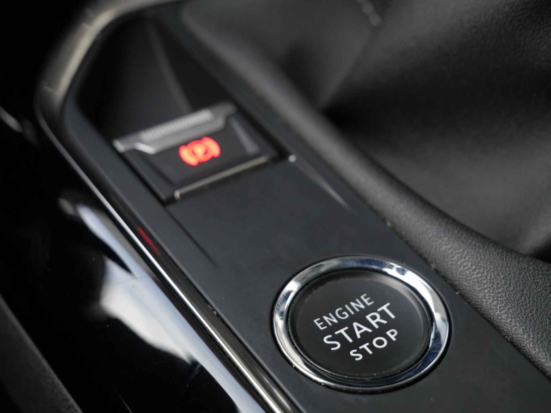 Peugeot 3008 1.2 PureTech Blue Lease Premium | Navigatie | Achteruitrijcamera | Trekhaak | Elektrisch te open kofferbak | Keyless entry en start | 19 inch lichtmetalen velgen | Draadloze telefoonoplader - 38/50