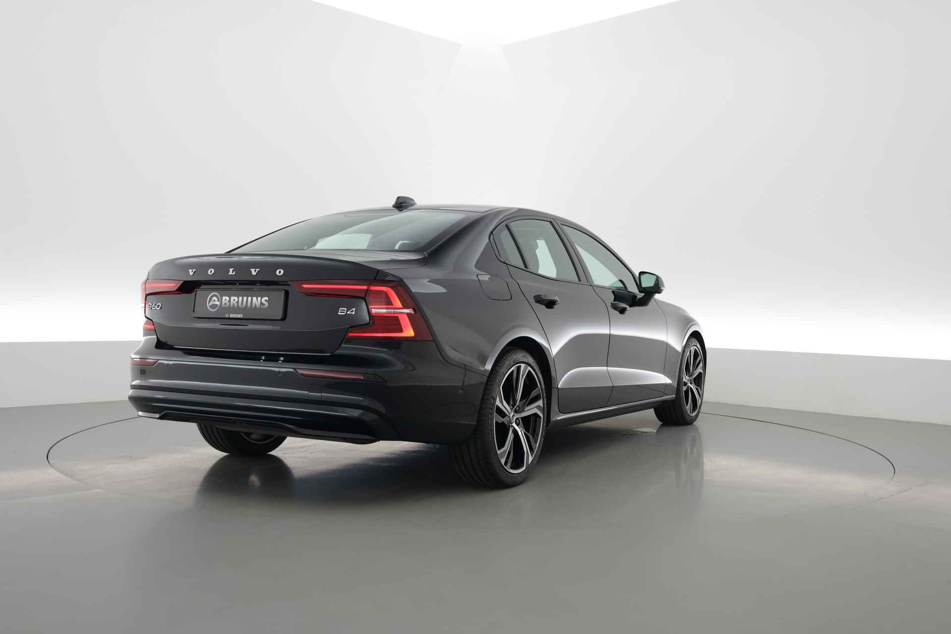 Volvo S60 2.0 B4 Plus Dark | Pano | Standkachel | Memory | 360 camera | Pilot Assist | H&K | Stoel- Stuurverw. - 2/27