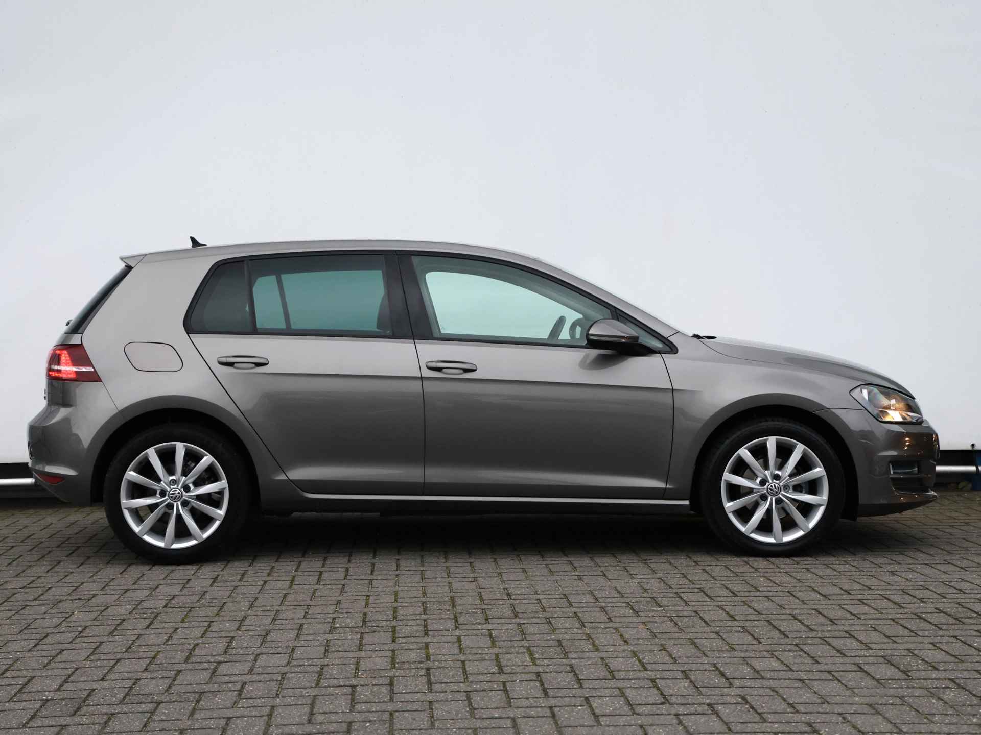 Volkswagen Golf 1.2 TSI Business Edition 105PK I Navigatie I Stoelverwarming I Cruise control I Spiegelpakket I Trekhaak - 2/38