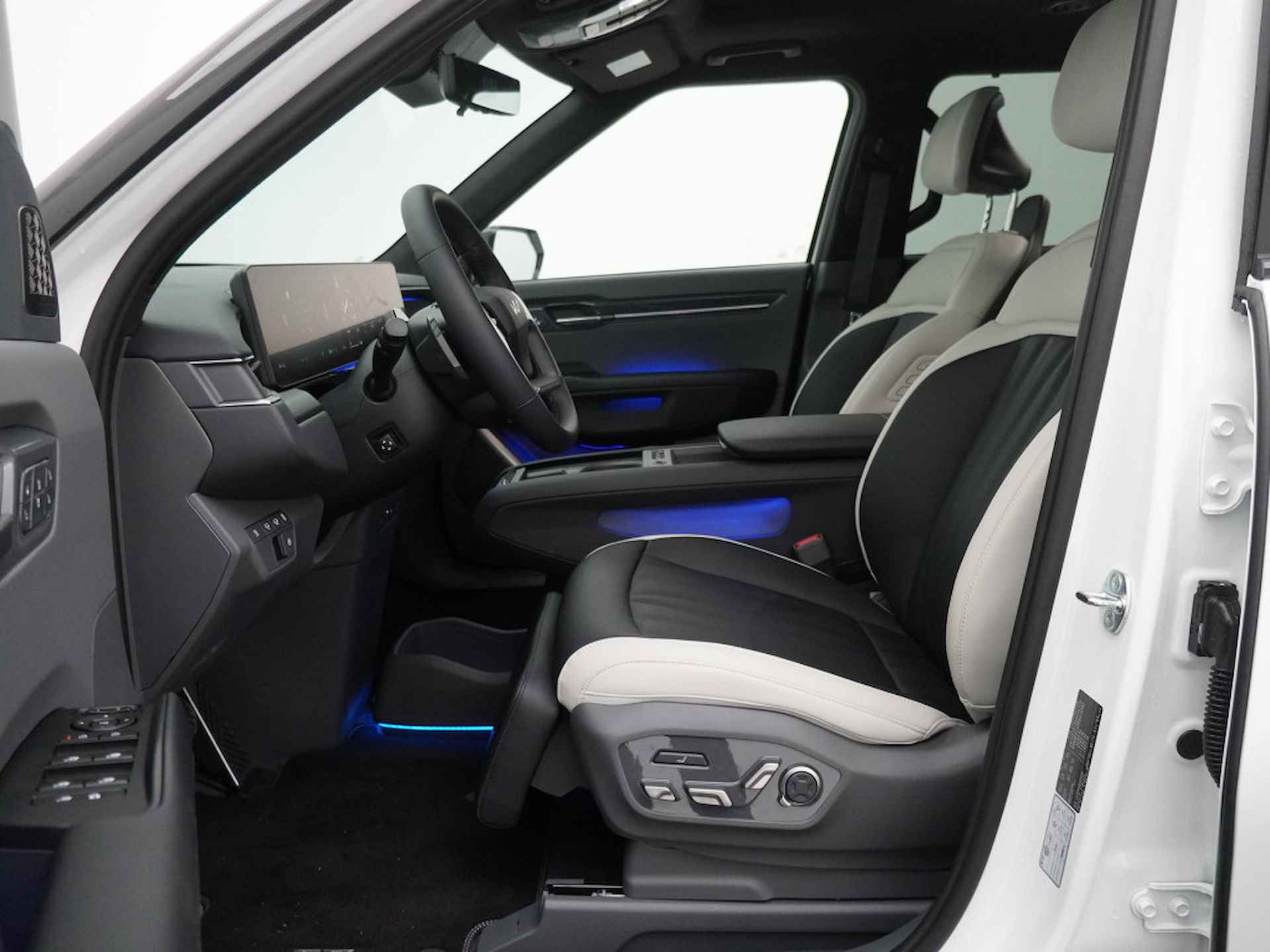 Kia EV9 Launch Edition GT-Line AWD 99.8 kWh - Navigatiesysteem 12,3 inch scherm - Batterijverwarming - Digitale Key - Head-up display - Bi-directioneel laden & Slimladen (V2G/V2H) - Fabrieksgarantie tot 2031 - 10/22