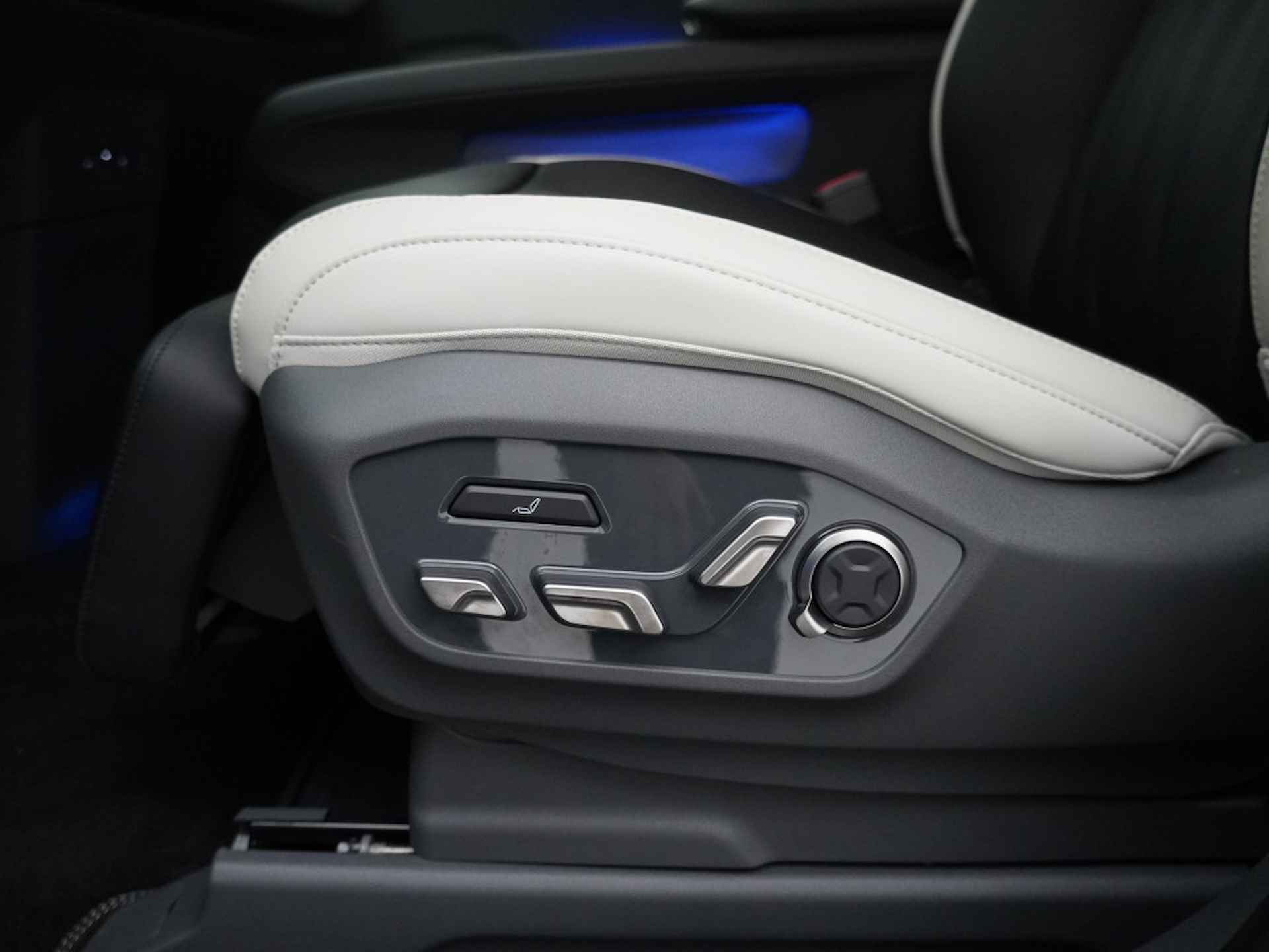 Kia EV9 Launch Edition GT-Line AWD 99.8 kWh - Navigatiesysteem 12,3 inch scherm - Batterijverwarming - Digitale Key - Head-up display - Bi-directioneel laden & Slimladen (V2G/V2H) - Fabrieksgarantie tot 2031 - 11/22