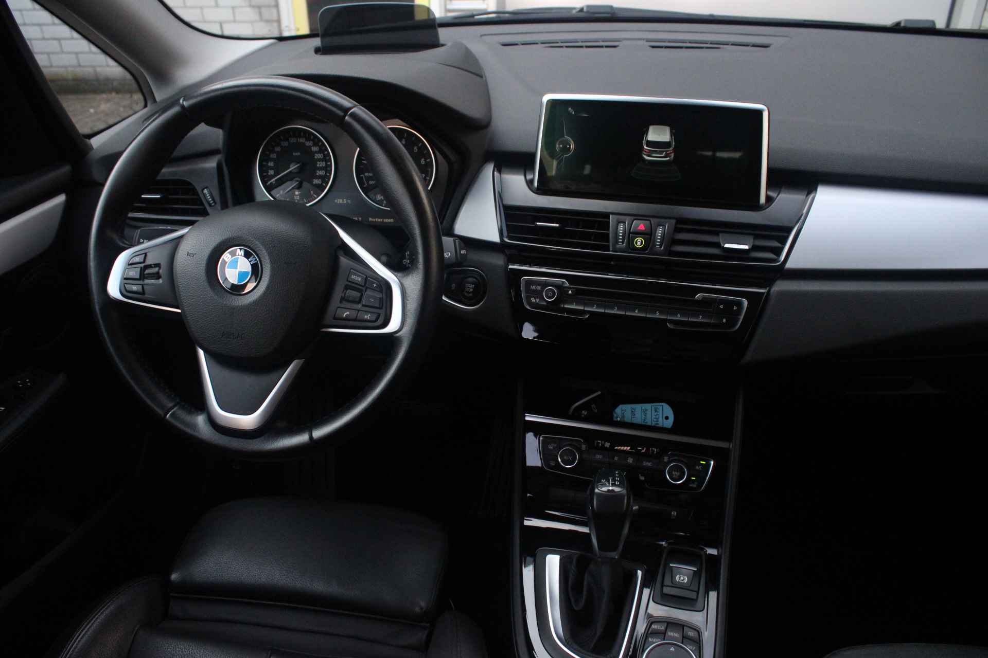 BMW 2 Serie Active Tourer 220i 192pk Essential | PANORAMA DAK | COMFORT STOELEN | HEAD UP DISPLAY | ELEKTR. ACHTERKLEP | LED KOPLAMPEN | - 17/42