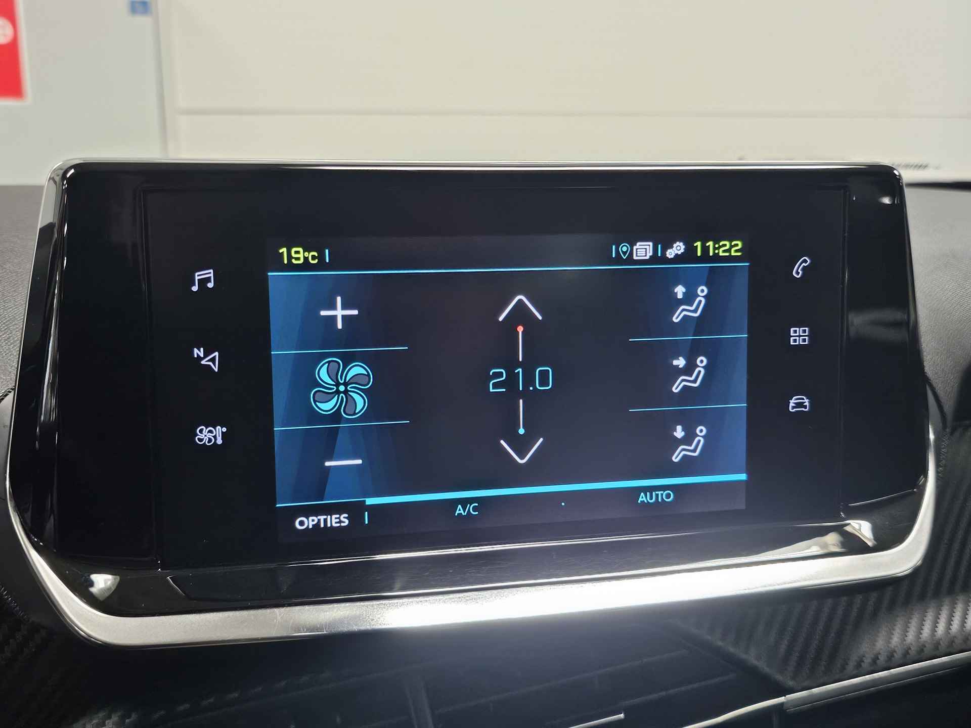 Peugeot e-2008 EV Active Pack 50 kWh Trekhaak | Parkeercamera | Navigatie | Airco - 26/43