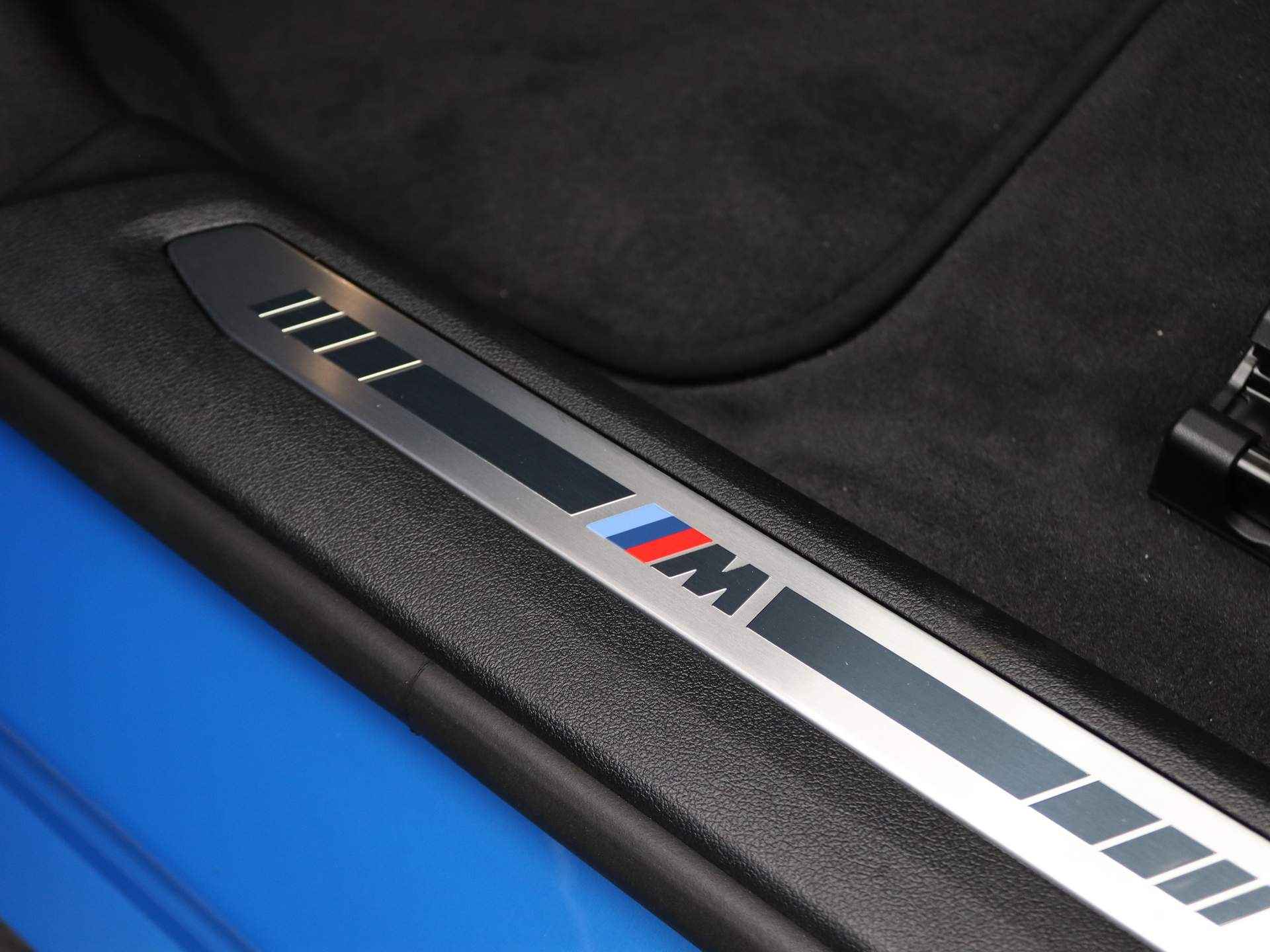 BMW 1 Serie 5-deurs 118i M Sportpakket Comfort Pro Pack Travel Pack / Panoramadak / Harman Kardon / Achteruitrijcamera / Active Cruise Control / 18'' - 22/27