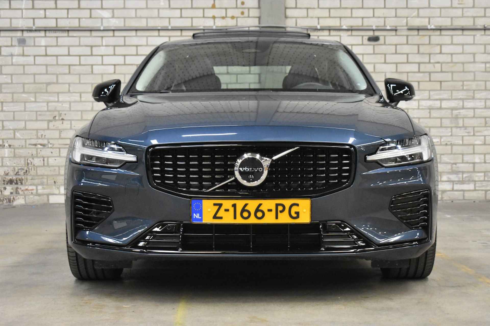 Volvo S60 T6 350pk AWD Ultimate Dark | Climate | Visual Park Assist | Trek - 2/39