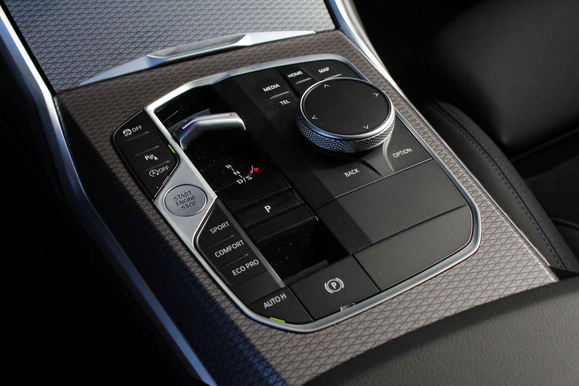 BMW 3 Serie Touring 330i High Executive M Sport Automaat / Panoramadak / Adaptieve LED / Sportstoelen / Active Cruise Control / M-Performance Live Cockpit Professional / Harman Kardon - 24/31