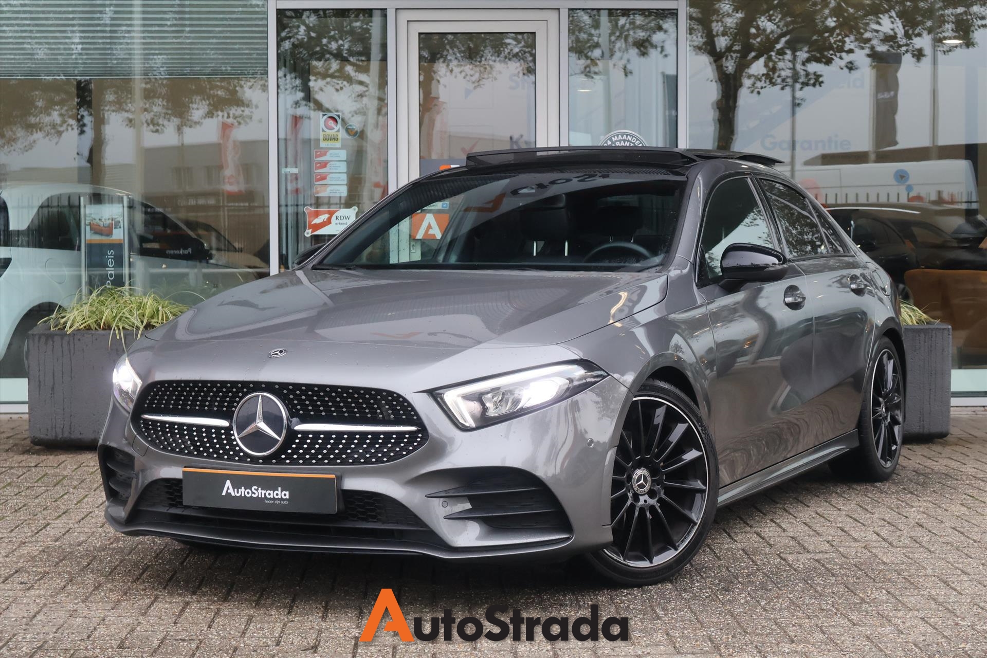 Mercedes A-Klasse Limousine A 200 AMG-Line 163pk | Pano | Carplay | Camera | Cruise | Keyless Go | 1e Eigenaar