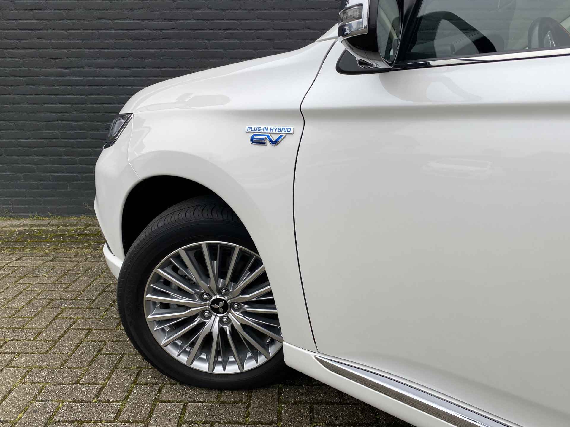 Mitsubishi Outlander 2.4 PHEV Intense+ 4WD AUT. 1e eigenaar | dealer onderh. | apple carplay | schuif/kanteldak | elektr. a. klep - 19/48