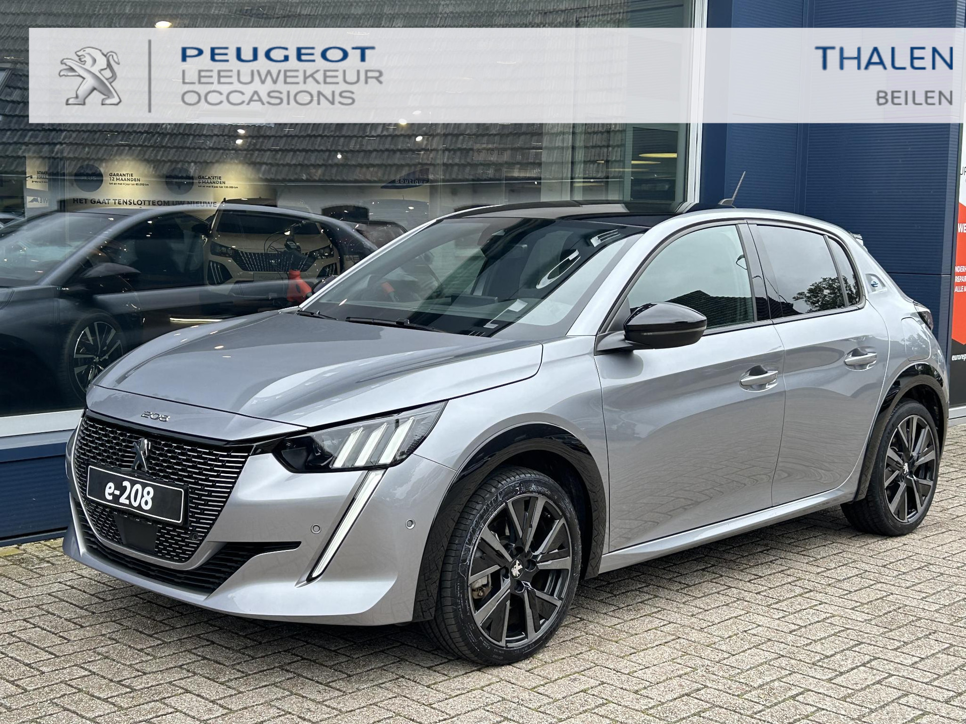 Peugeot e-208 EV GT 50 kWh | €24.850 na Subsidie | Zwart dak | Dodehoek detectie | Navigatie | Full LED Verlichting | 17 inch Lichtmetalen Velgen | Adaptief Cruise Control | Climate Control | Camera |