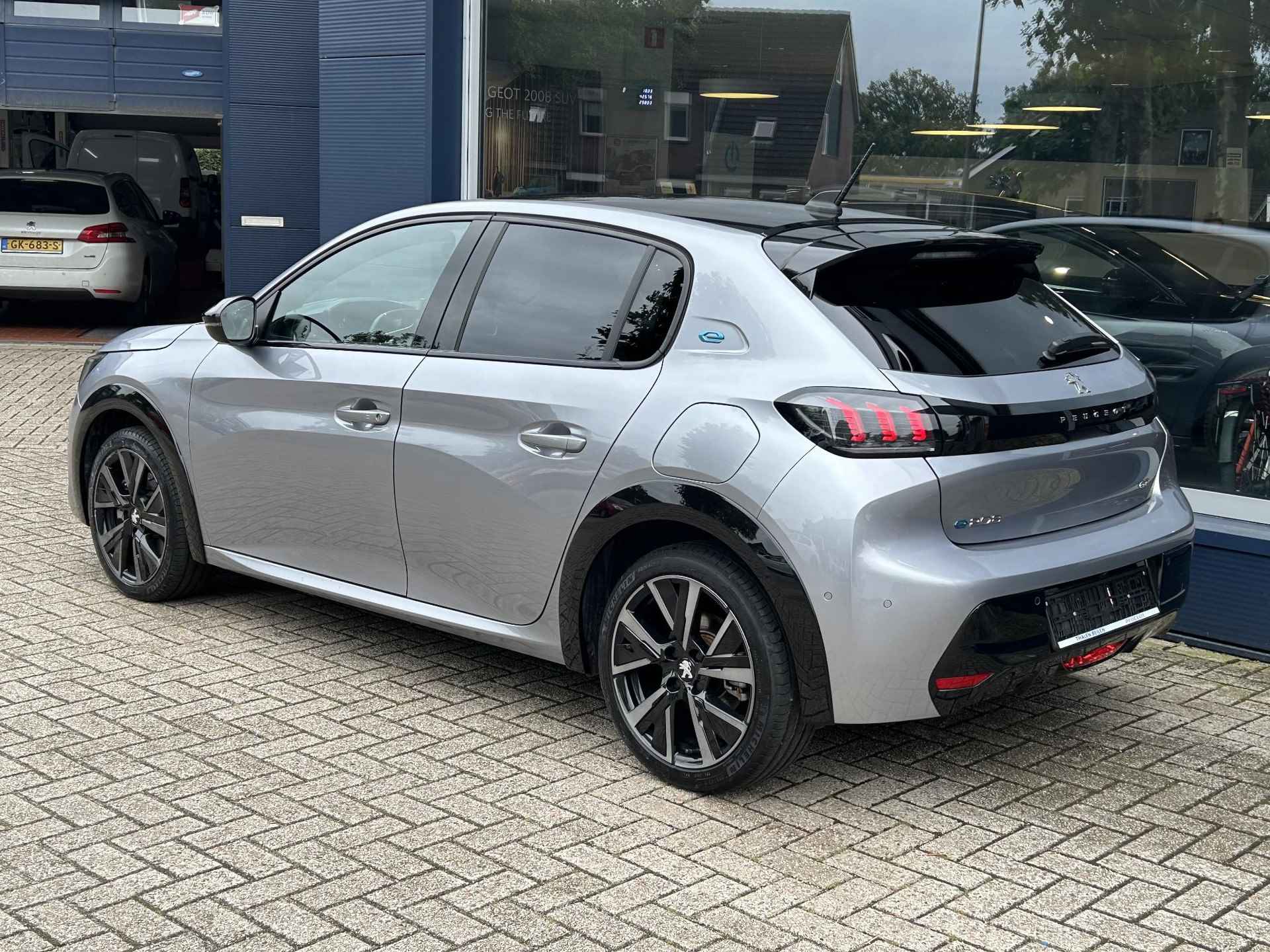 Peugeot e-208 EV GT 50 kWh | €24.850 na Subsidie | Zwart dak | Dodehoek detectie | Navigatie | Full LED Verlichting | 17 inch Lichtmetalen Velgen | Adaptief Cruise Control | Climate Control | Camera | - 3/60