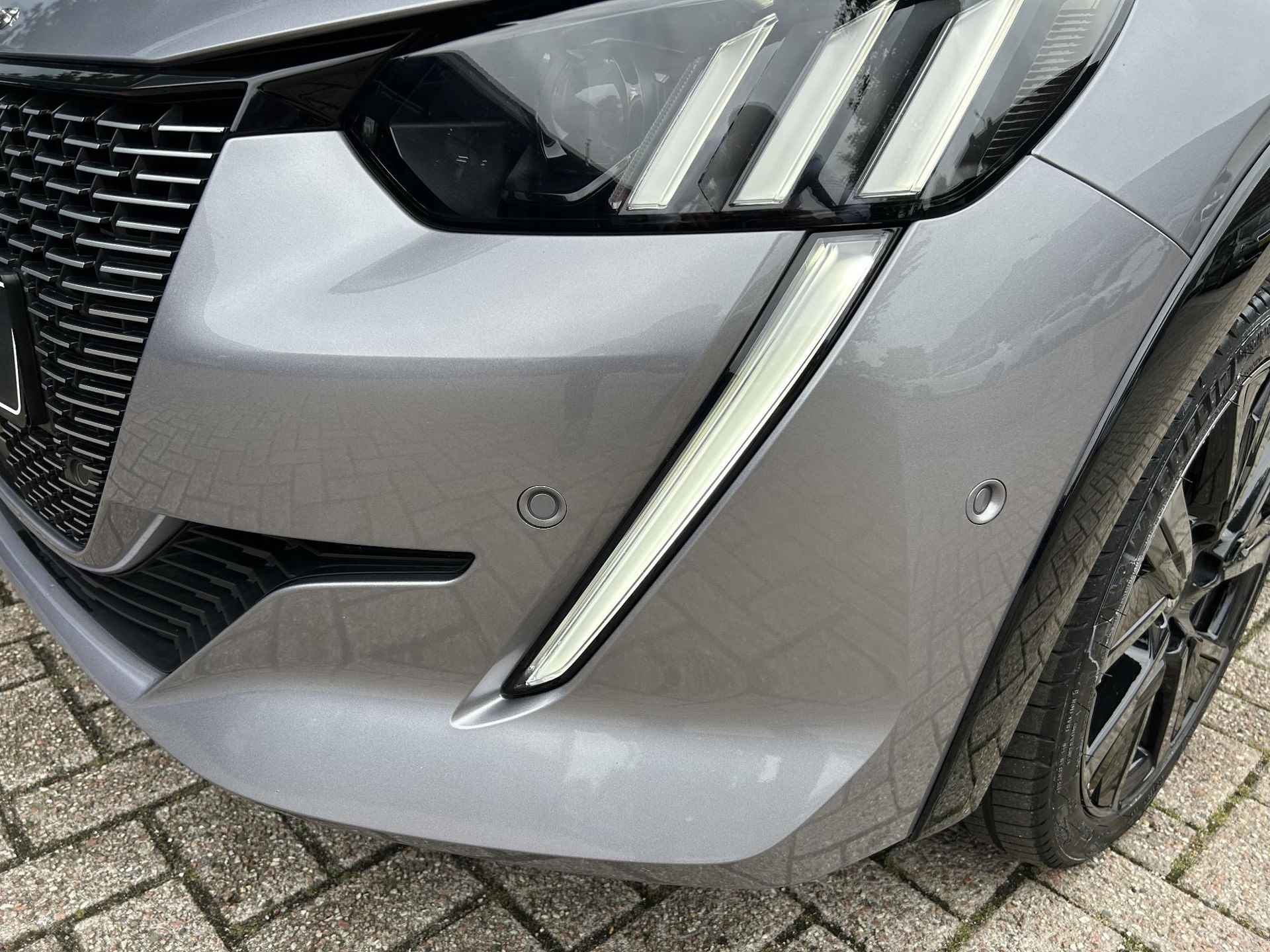 Peugeot e-208 EV GT 50 kWh | €24.850 na Subsidie | Zwart dak | Dodehoek detectie | Navigatie | Full LED Verlichting | 17 inch Lichtmetalen Velgen | Adaptief Cruise Control | Climate Control | Camera | - 50/60