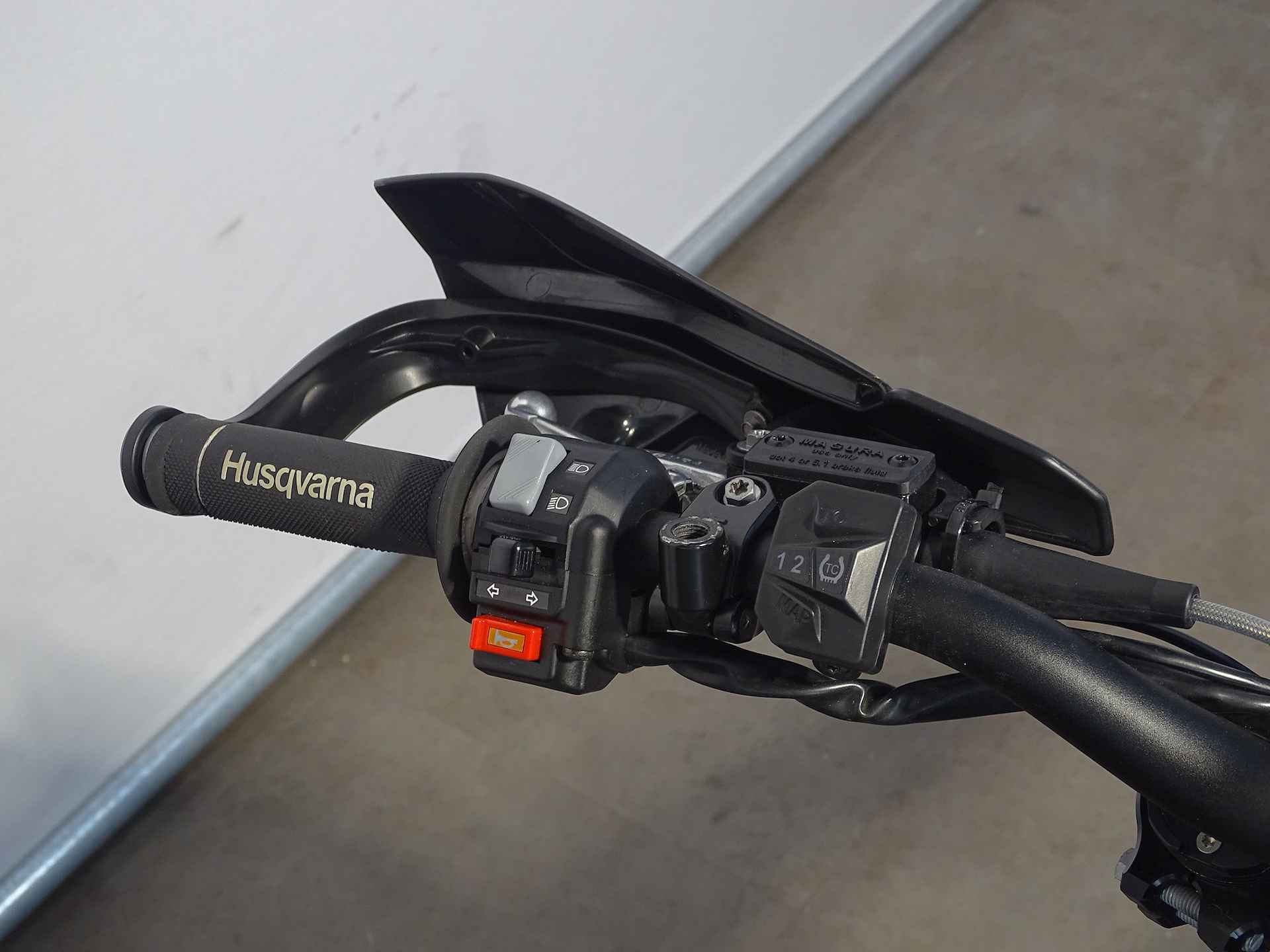 Husqvarna 701 SM - 8/12