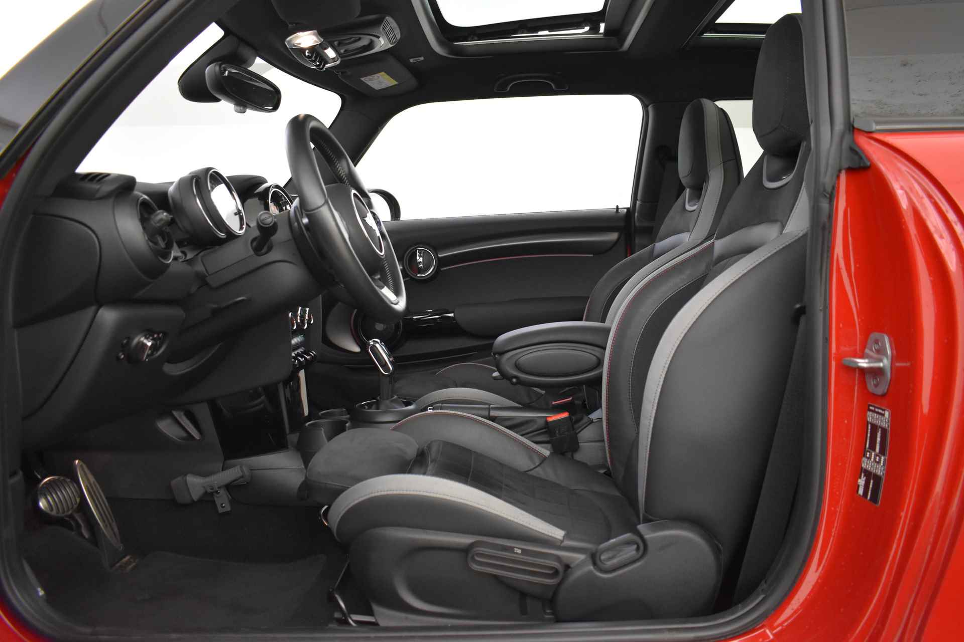 MINI Hatchback Cooper S JCW Automaat / Panoramadak / Achteruitrijcamera / JCW Sportstoelen / Harman-Kardon / Park Assistant / LED / Comfort Access - 5/47