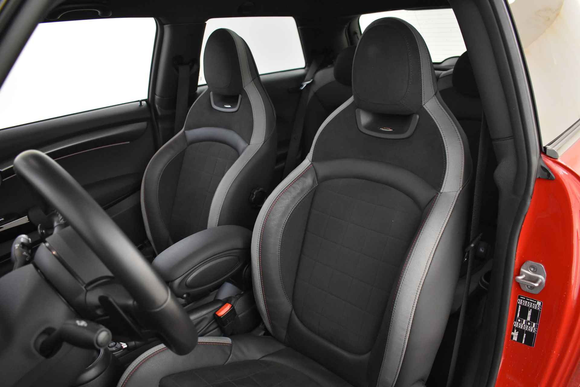 MINI Hatchback Cooper S JCW Automaat / Panoramadak / Achteruitrijcamera / JCW Sportstoelen / Harman-Kardon / Park Assistant / LED / Comfort Access - 6/47