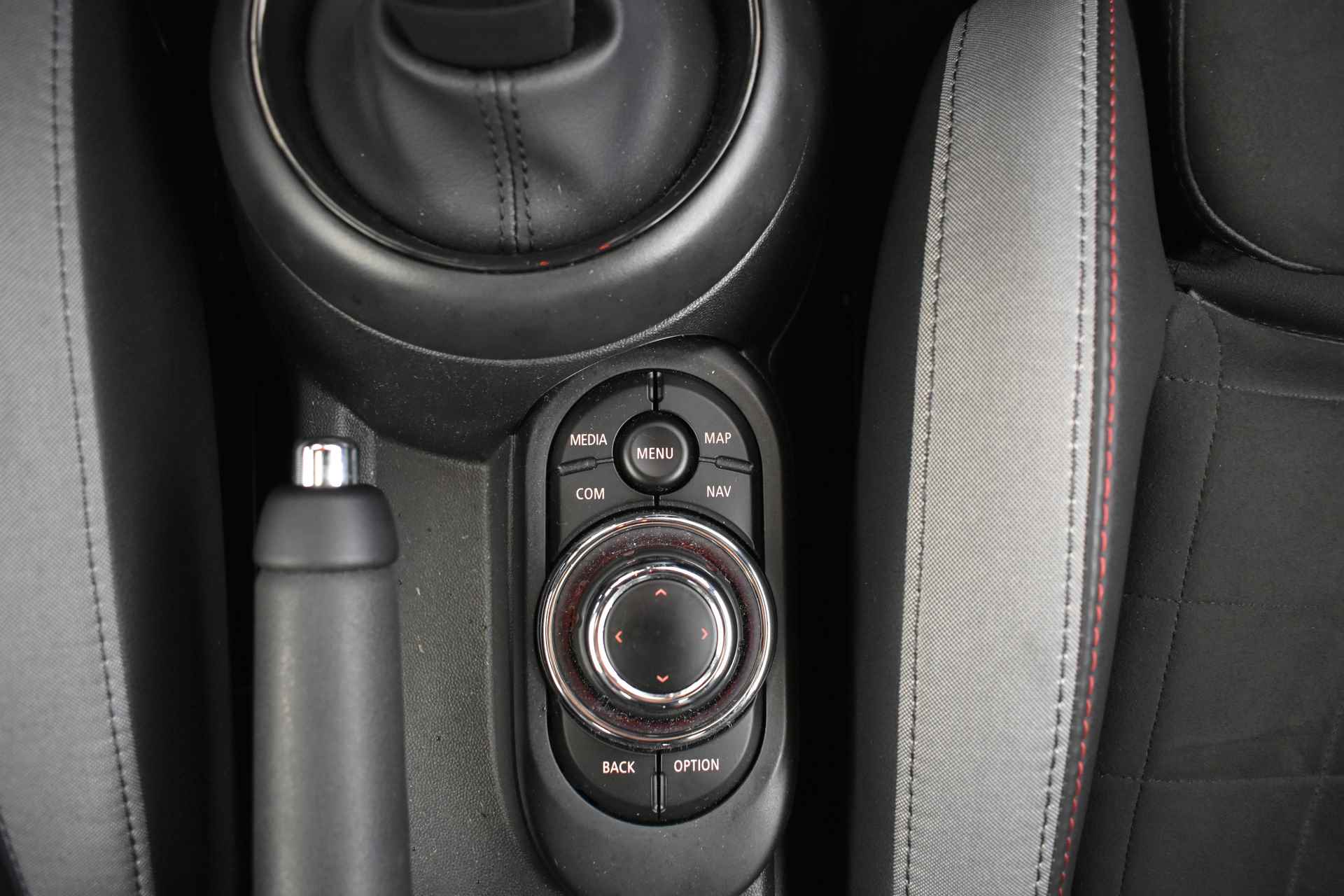 MINI Hatchback Cooper S JCW Automaat / Panoramadak / Achteruitrijcamera / JCW Sportstoelen / Harman-Kardon / Park Assistant / LED / Comfort Access - 31/47
