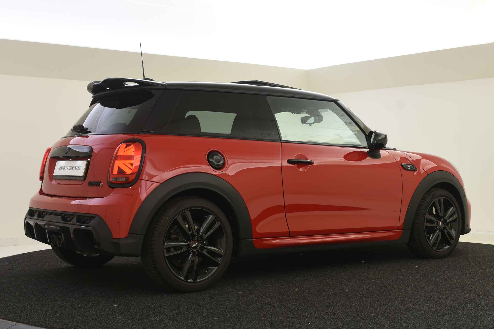 MINI Hatchback Cooper S JCW Automaat | Panoramadak | Achteruitrijcamera | JCW Sportstoelen | Harman-Kardon | Park Assistant / LED | Comfort Access - 16/47