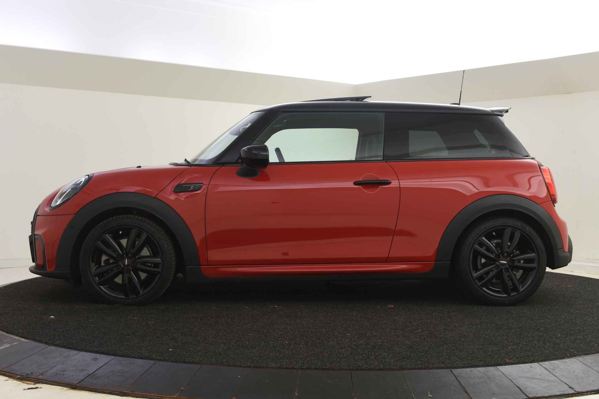 MINI Hatchback Cooper S JCW Automaat | Panoramadak | Achteruitrijcamera | JCW Sportstoelen | Harman-Kardon | Park Assistant / LED | Comfort Access - 4/50