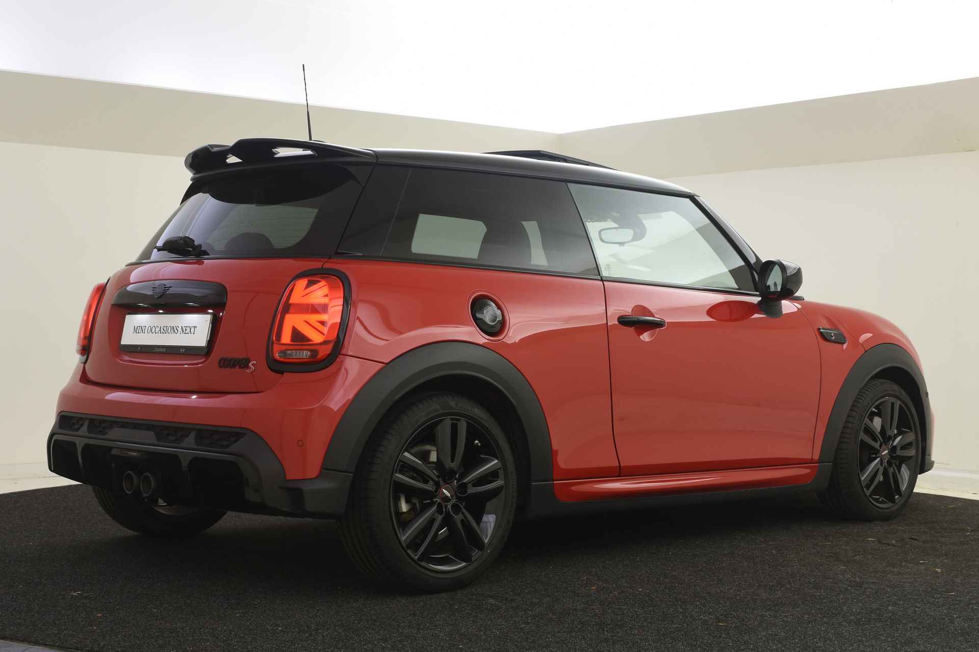 MINI Hatchback Cooper S JCW Automaat | Panoramadak | Achteruitrijcamera | JCW Sportstoelen | Harman-Kardon | Park Assistant / LED | Comfort Access - 14/50