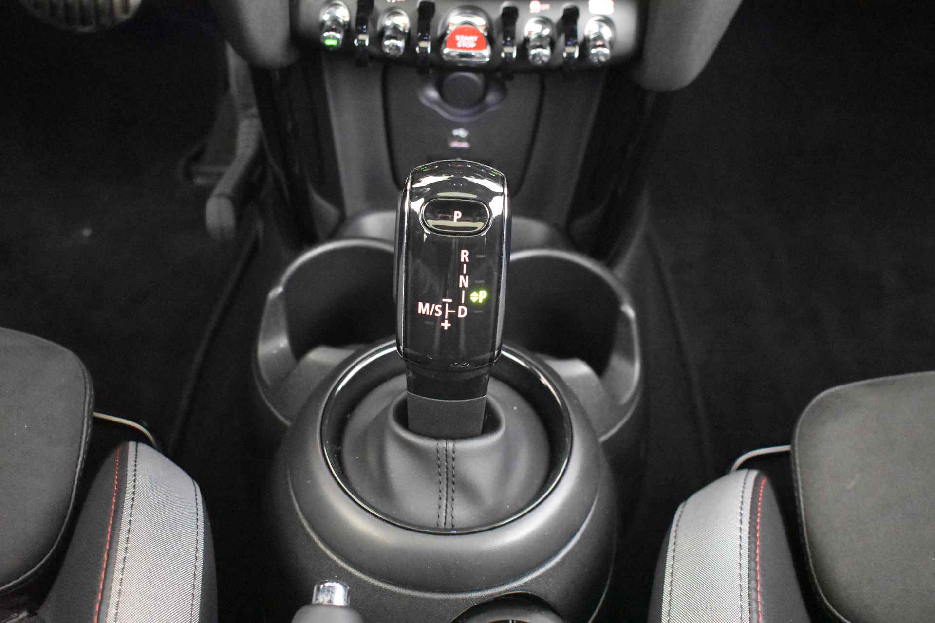 MINI Hatchback Cooper S JCW Automaat | Panoramadak | Achteruitrijcamera | JCW Sportstoelen | Harman-Kardon | Park Assistant / LED | Comfort Access - 28/50