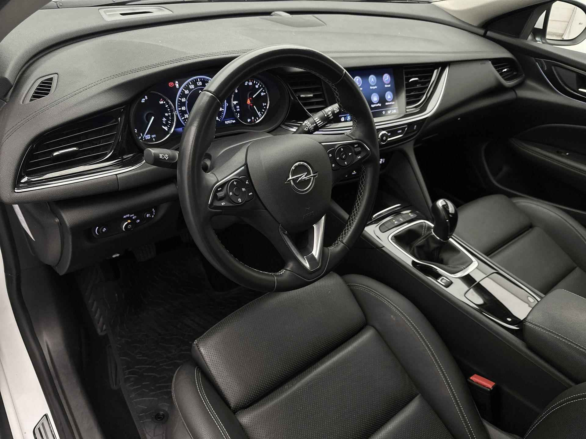 Opel Insignia 200pk Turbo Executive | Navigatie | Achteruitrijcamera | Parkeersensoren Voor en Achter | Lederen Bekleding | Keyless Entry/Start | Verwarmde Comfortstoelen | Dodehoek Detectie | Climate Control | 18" Lichtmetalen Velgen | Apple Carplay/Android Auto | - 11/39