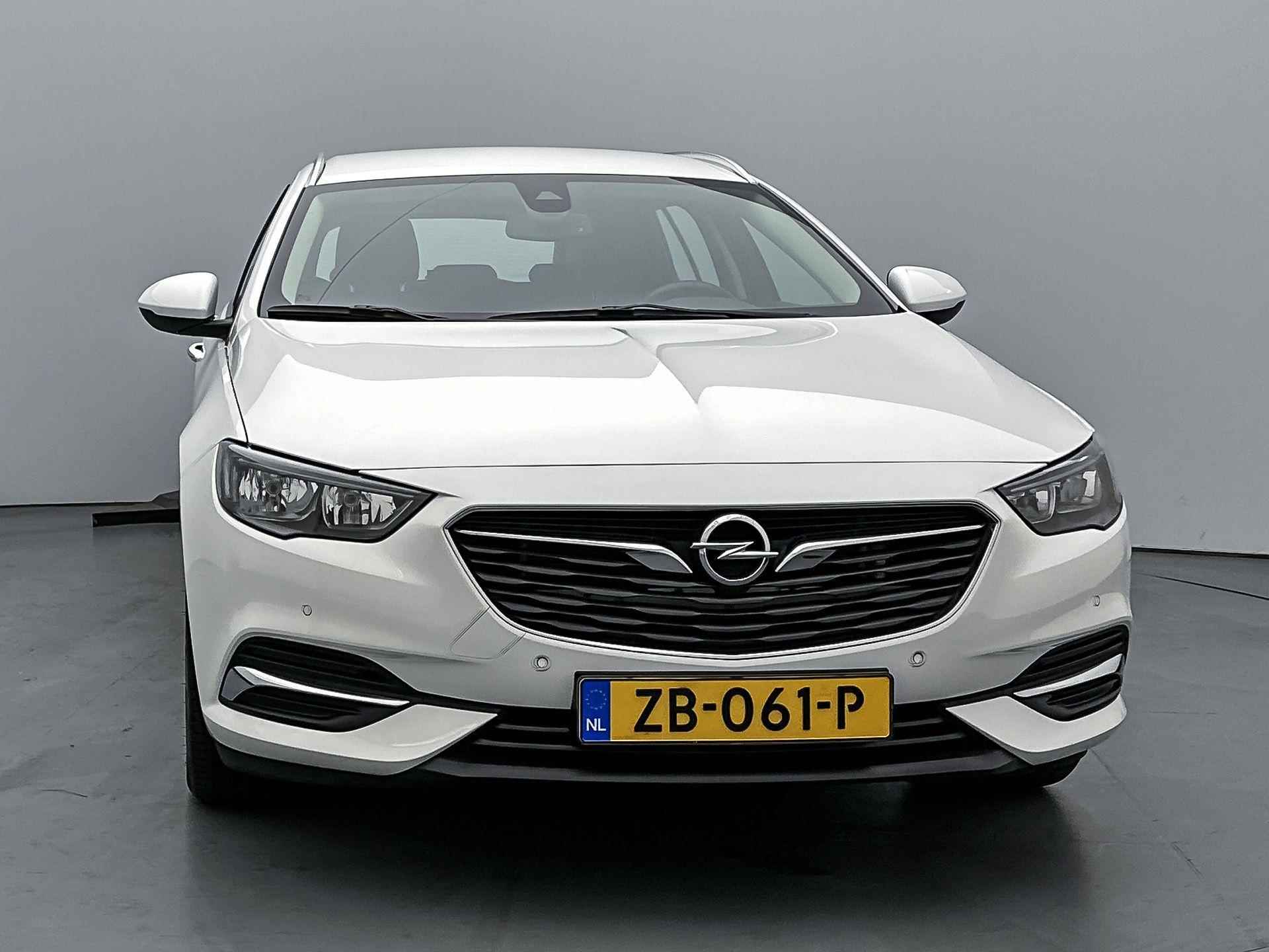 Opel Insignia 200pk Turbo Executive | Navigatie | Achteruitrijcamera | Parkeersensoren Voor en Achter | Lederen Bekleding | Keyless Entry/Start | Verwarmde Comfortstoelen | Dodehoek Detectie | Climate Control | 18" Lichtmetalen Velgen | Apple Carplay/Android Auto | - 7/39