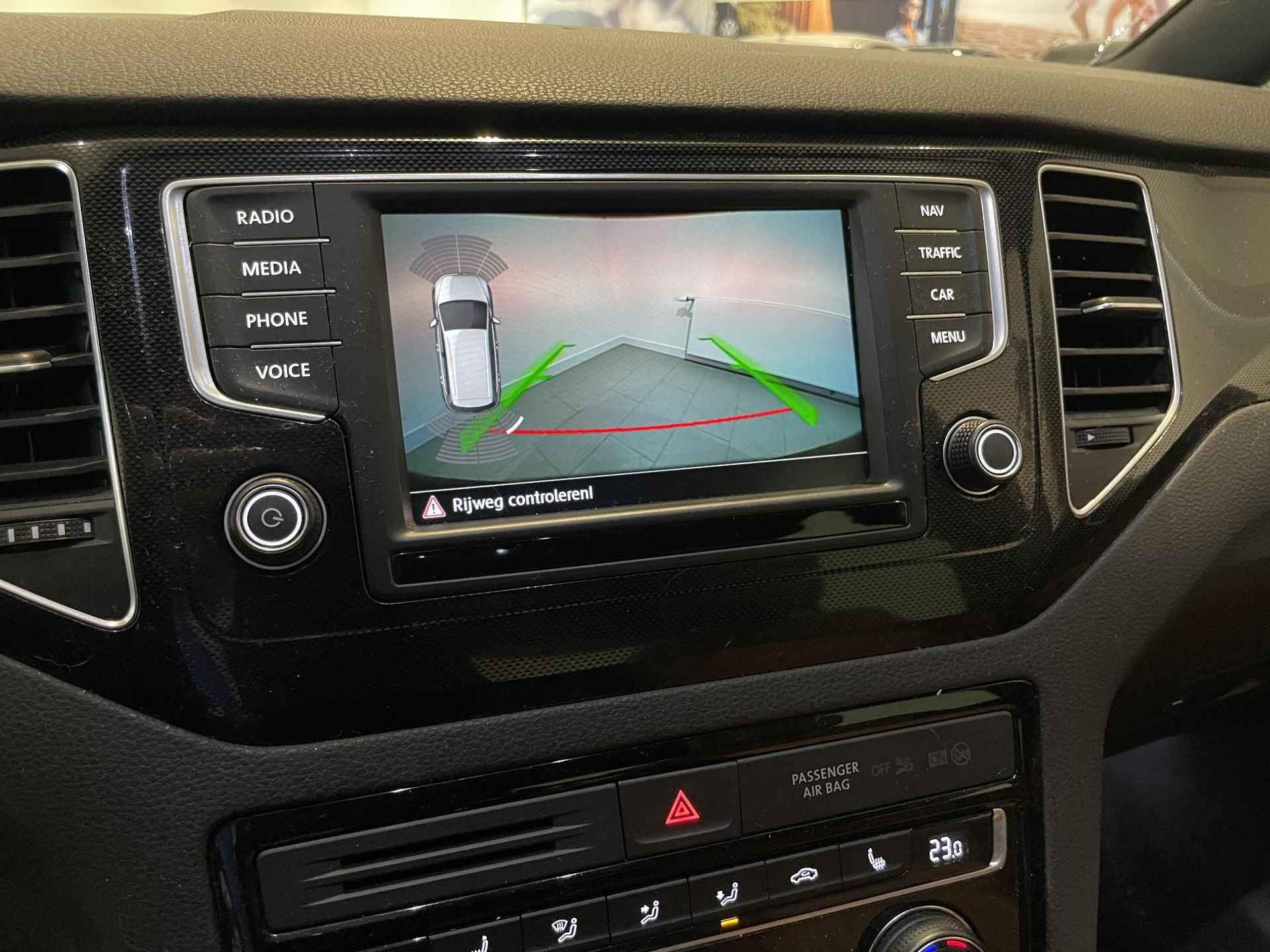 Volkswagen Golf Sportsvan 1.4 TSI Business Edition | Automaat | Apple Carplay | Lederen/Suede Bekleding | Stoelverwarming | Achteruitrijcamera | Parkeersensoren | Navigatie | Climate Control | Park Assist | - 21/28