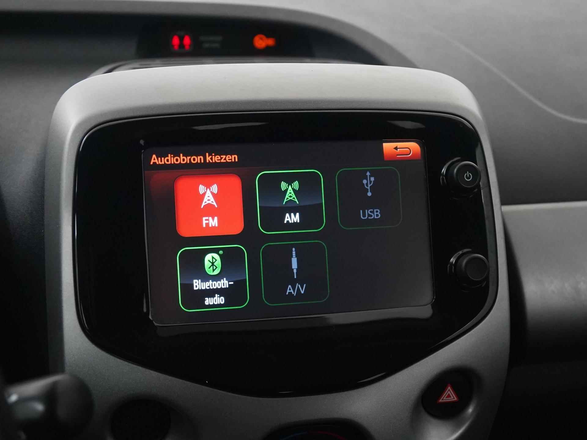 Toyota Aygo 1.0 VVT-i x-play | Camera | Navigatie | Zondag Open! - 14/34