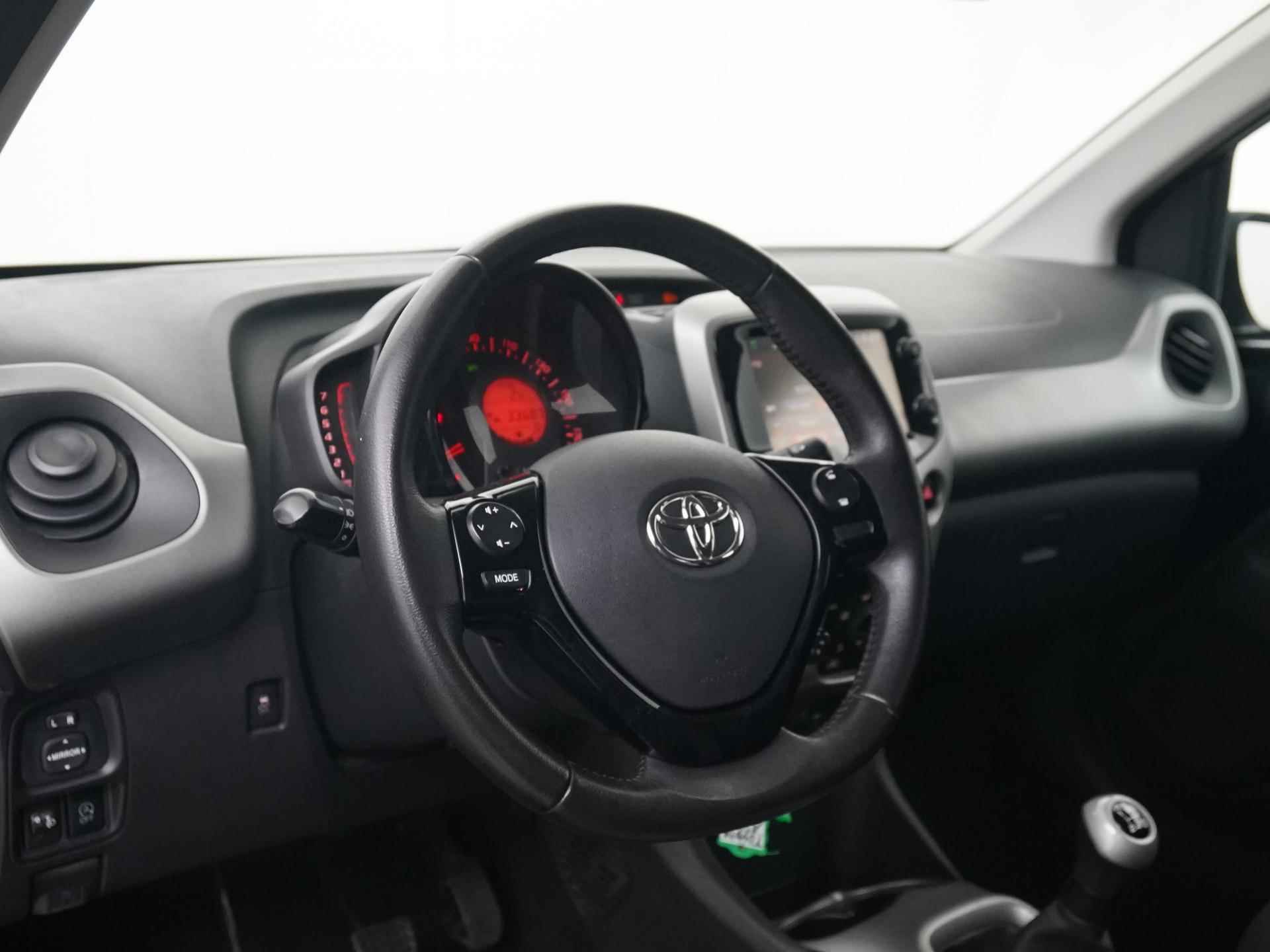 Toyota Aygo 1.0 VVT-i x-play | Camera | Navigatie | Zondag Open! - 29/34