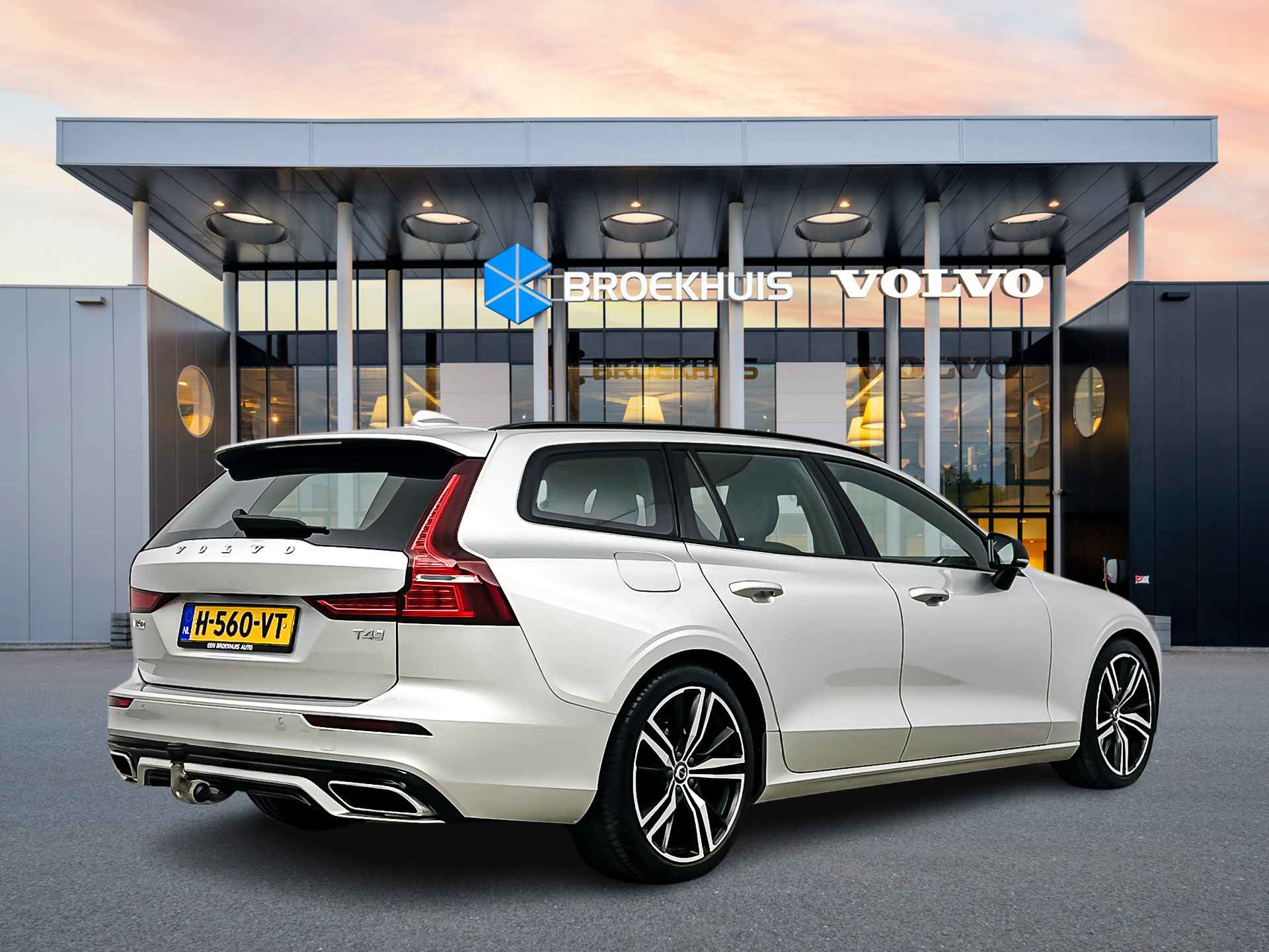 Volvo V60 T4 GT R-Design | 19" | Panoramadak | Adaptieve cruise | BLIS | Parkeerverwarming | Stoel/stuurverwarming | Keyless | Trekhaak - 4/37