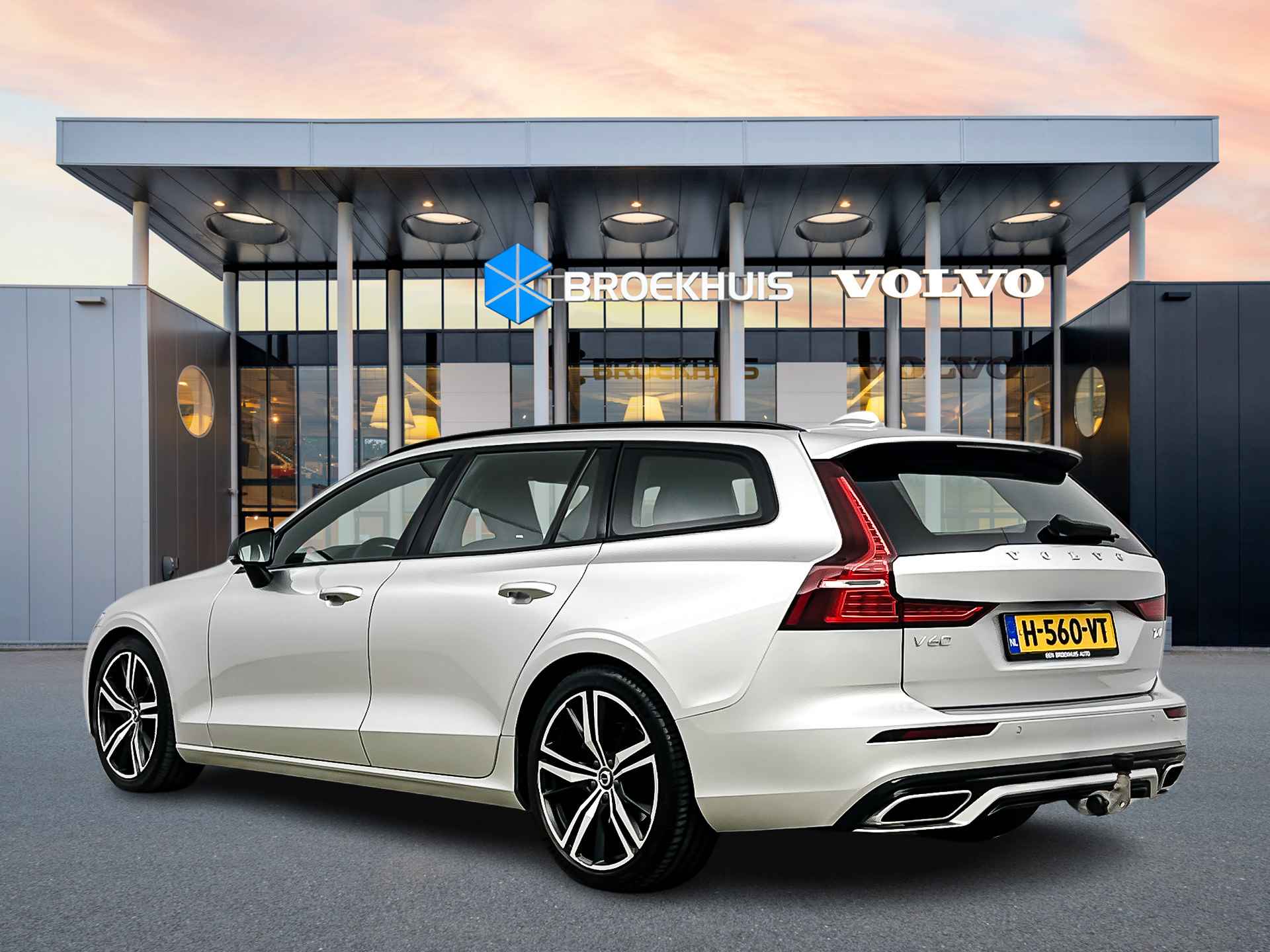 Volvo V60 T4 GT R-Design | 19" | Panoramadak | Adaptieve cruise | BLIS | Parkeerverwarming | Stoel/stuurverwarming | Keyless | Trekhaak - 5/37