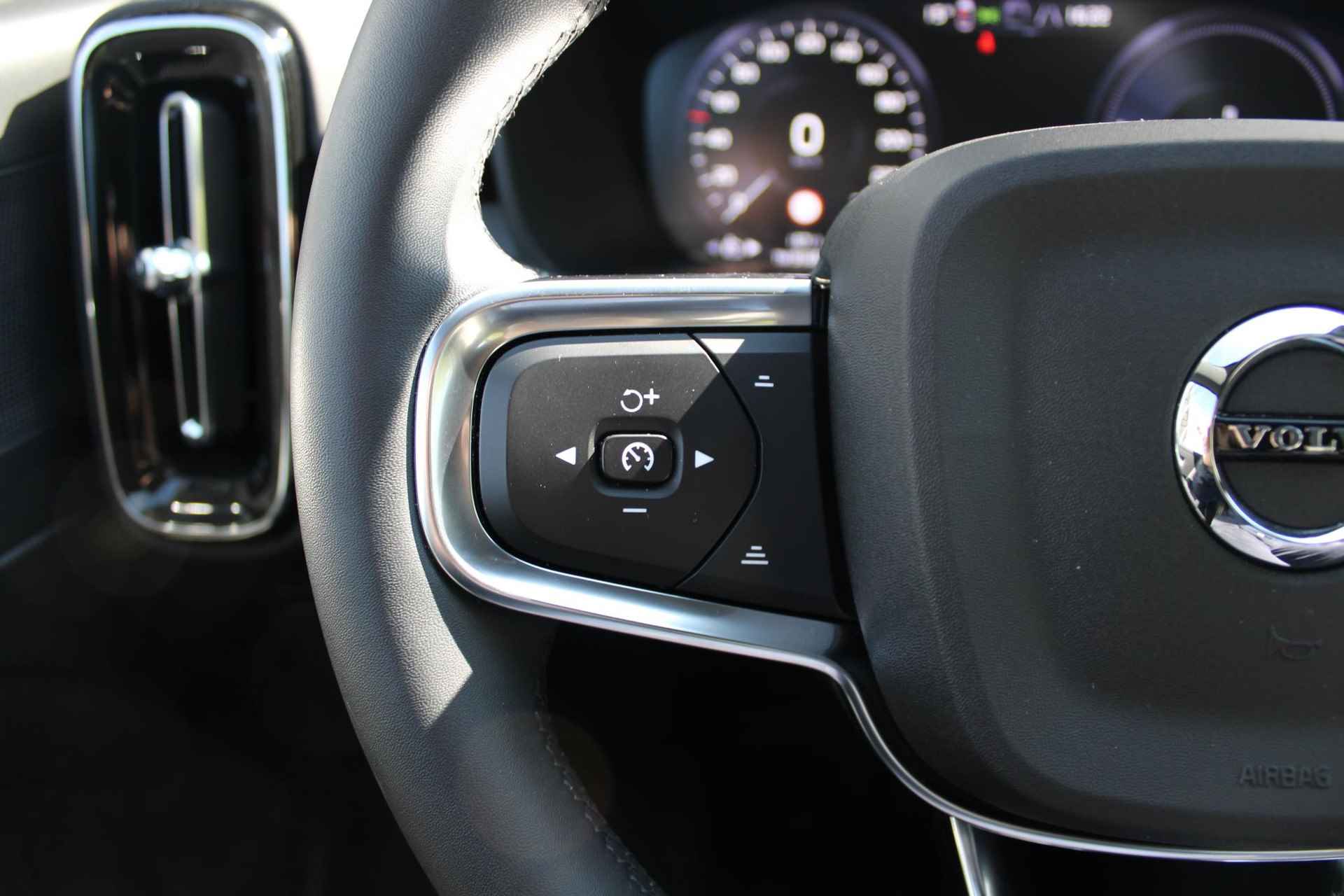 Volvo XC40 T4 AUT7 211PK Recharge Core Bright, Park Assist V+A+Camera, Verwarmbare Voorstoelen + Stuurwiel, Navigatie, - 17/25