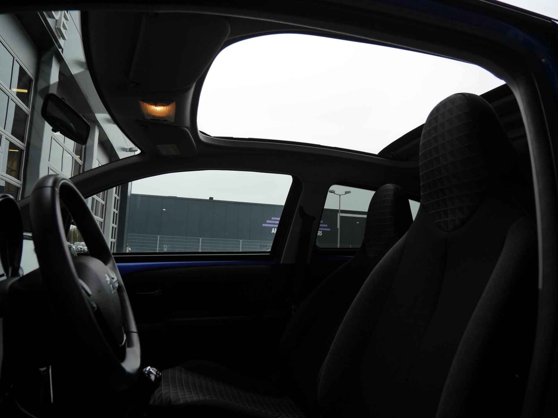 Peugeot 108 1.0 e-VTi Allure TOP! | Climate control | Carplay | Camera | Open dak | Dealer onderhouden | All season banden | 1e Eigenaar - 12/28