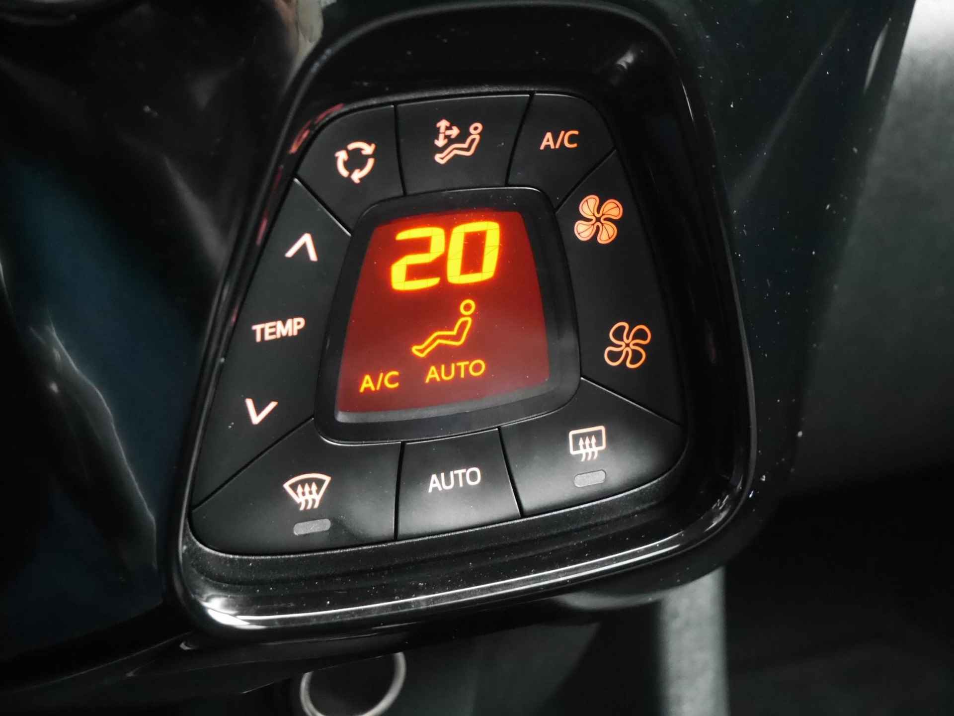 Peugeot 108 1.0 e-VTi Allure TOP! | Climate control | Carplay | Camera | Open dak | Dealer onderhouden | All season banden | 1e Eigenaar - 21/28